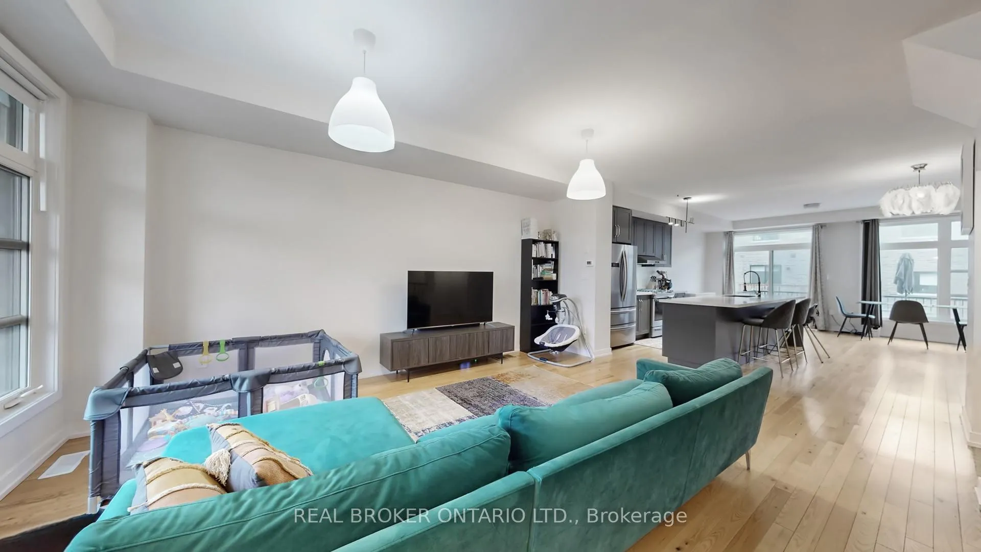 Photo 3 of 2508 Castlegate Crossing, Pickering, Duffin Heights — HOMEH