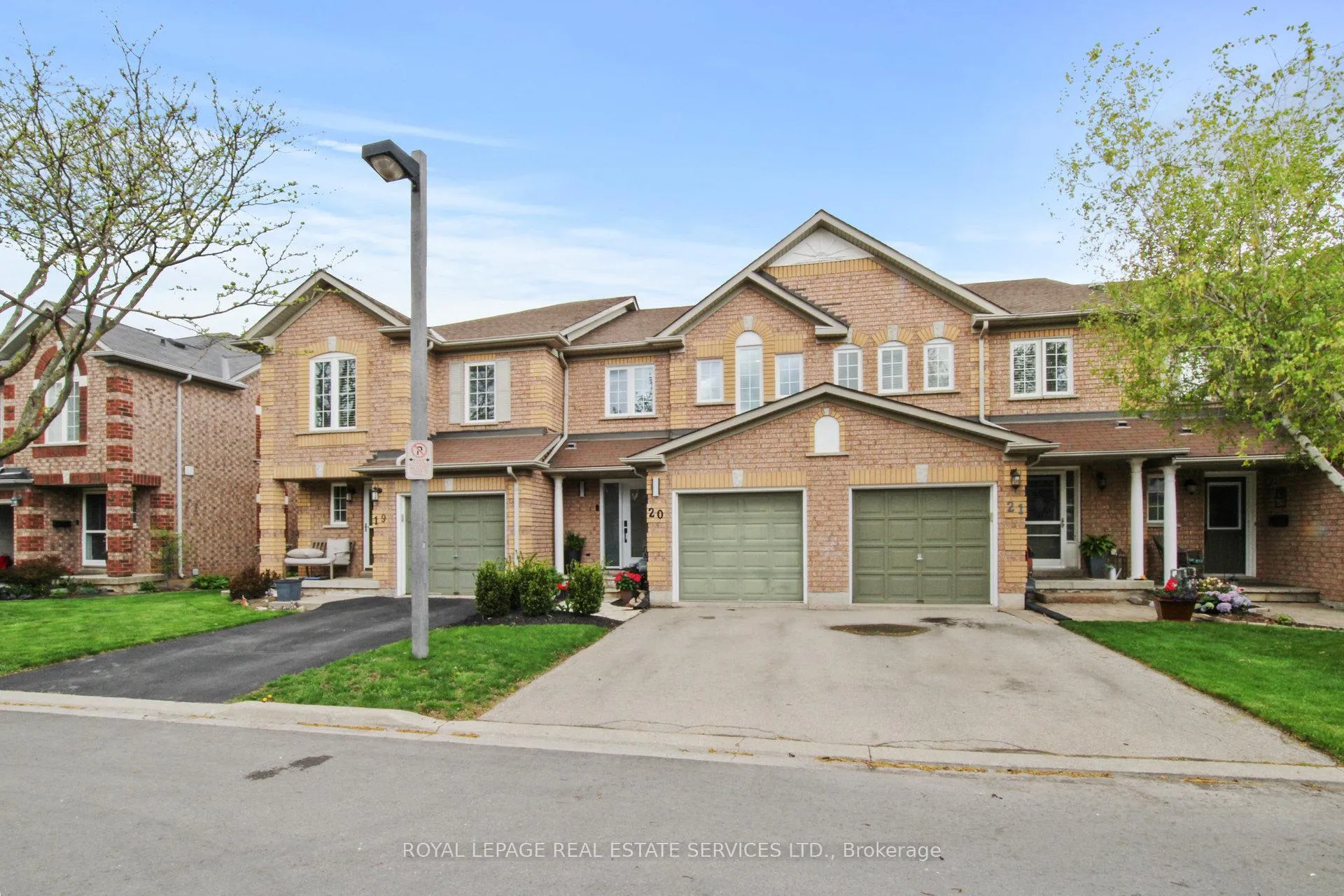 Photo 2 of Unit 20, 2001 Atkinson Drive, Burlington, Rose — HOMEH