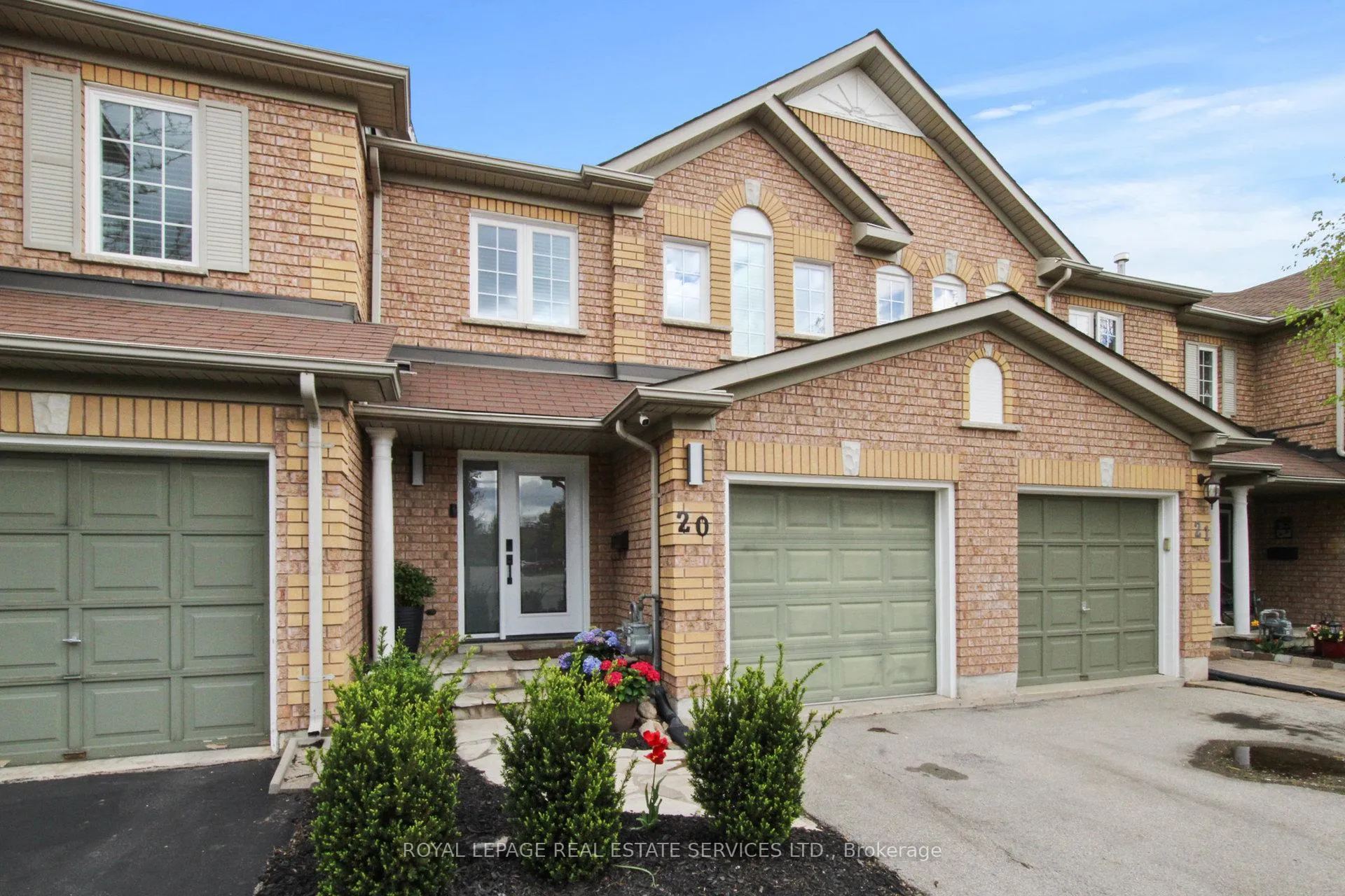 Photo 3 of Unit 20, 2001 Atkinson Drive, Burlington, Rose — HOMEH