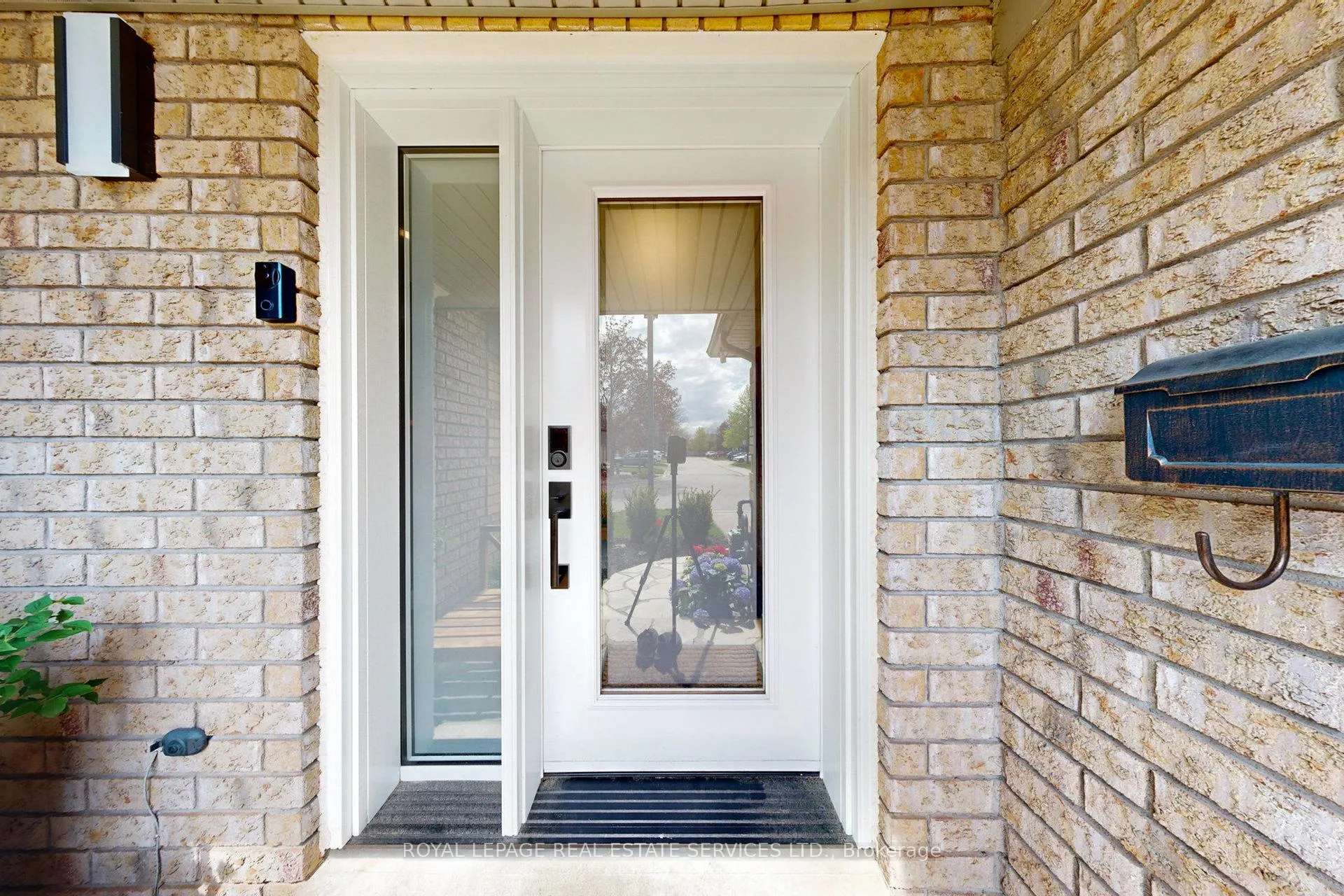 Photo 5 of Unit 20, 2001 Atkinson Drive, Burlington, Rose — HOMEH