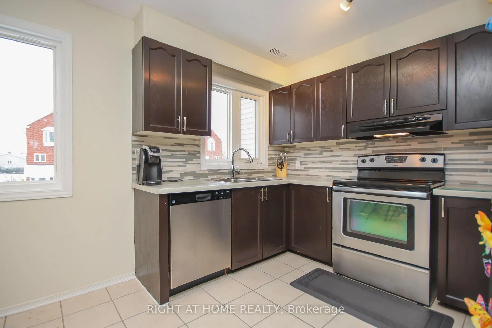 Photo 14 of 5986 Red Willow Drive, Ottawa, Chapel Hill — HOMEH
