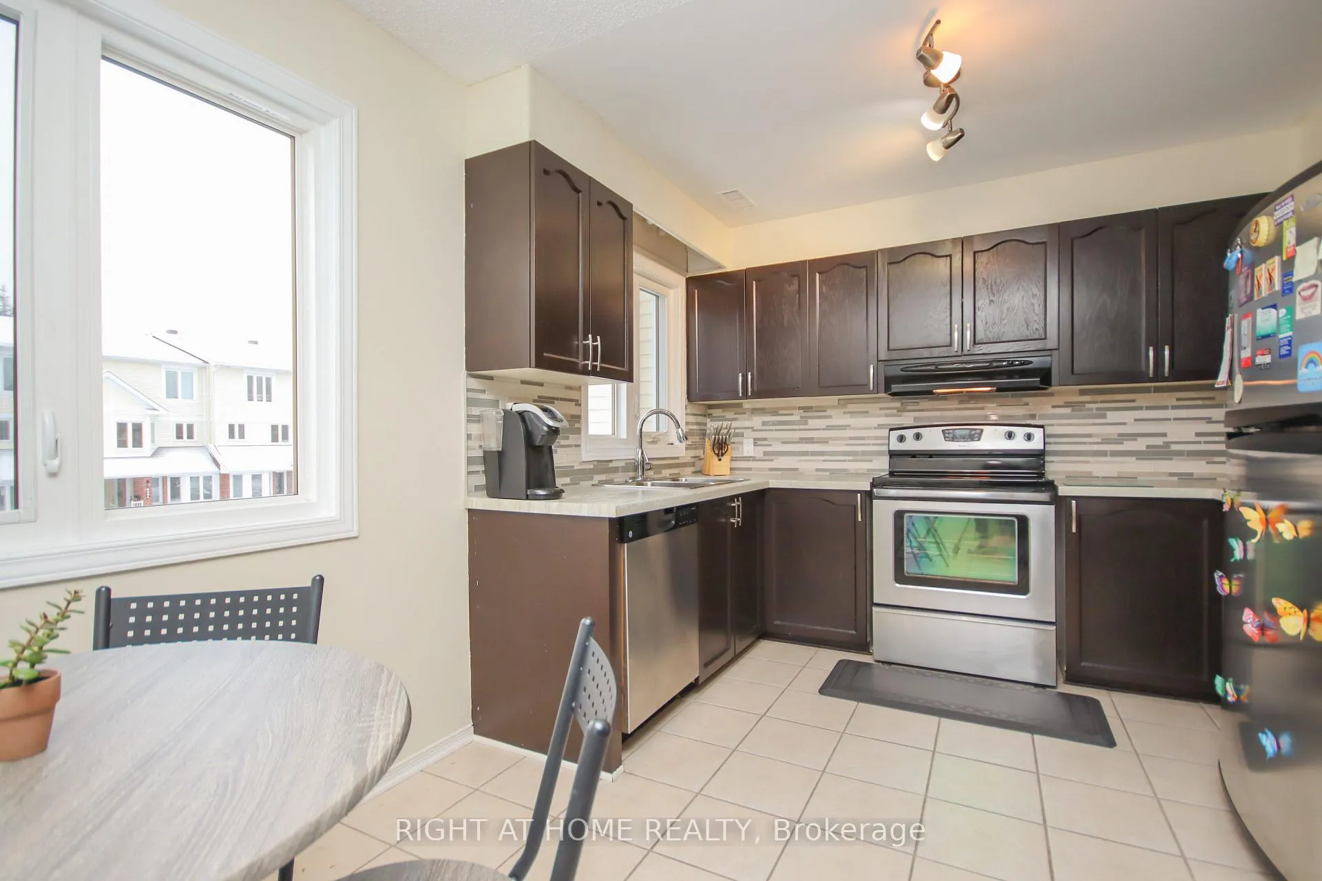 Photo 15 of 5986 Red Willow Drive, Ottawa, Chapel Hill — HOMEH