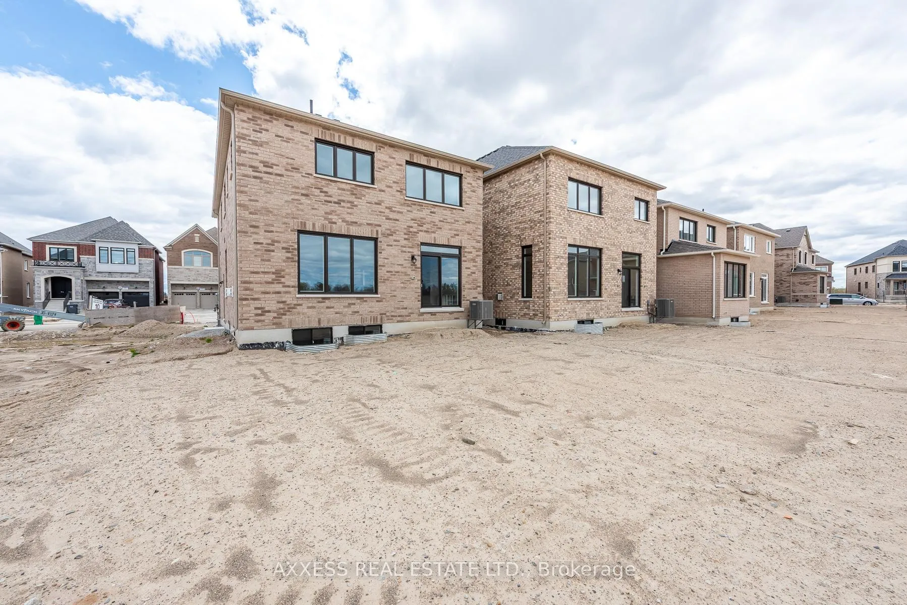 Photo 5 of 11 Misted Breeze Street, Brampton, Bram West — HOMEH