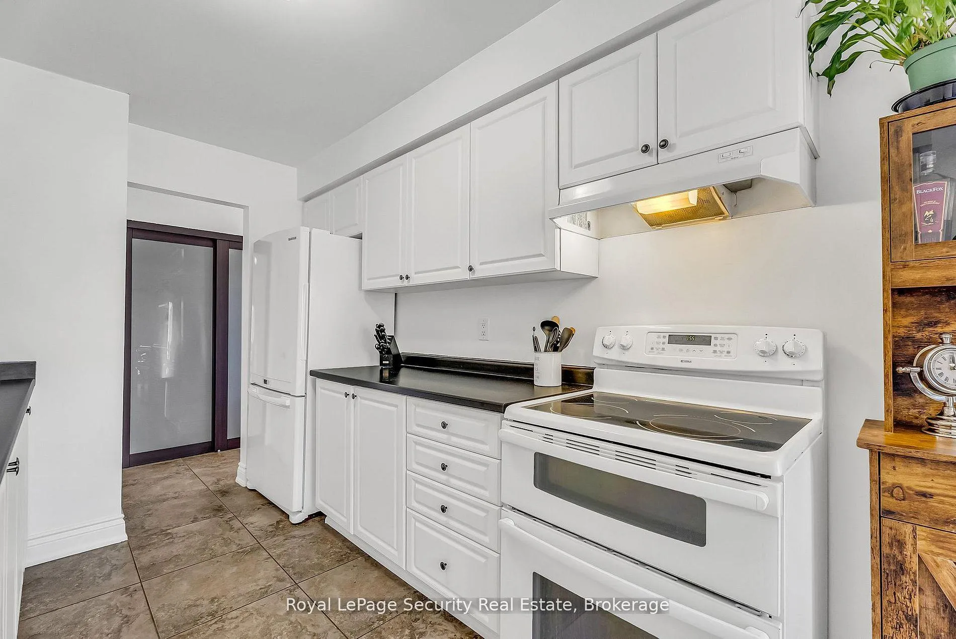 Photo 10 of 1197 Beaver Valley Crescent, Oshawa, Northglen — HOMEH