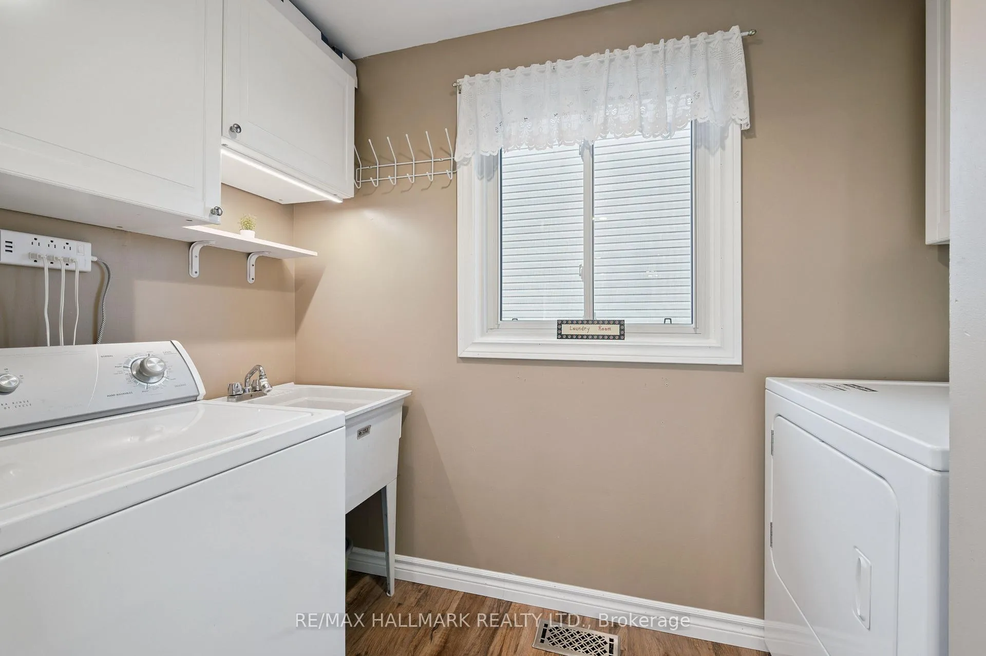 Photo 16 of 54 Blackwell Drive, Kitchener — HOMEH