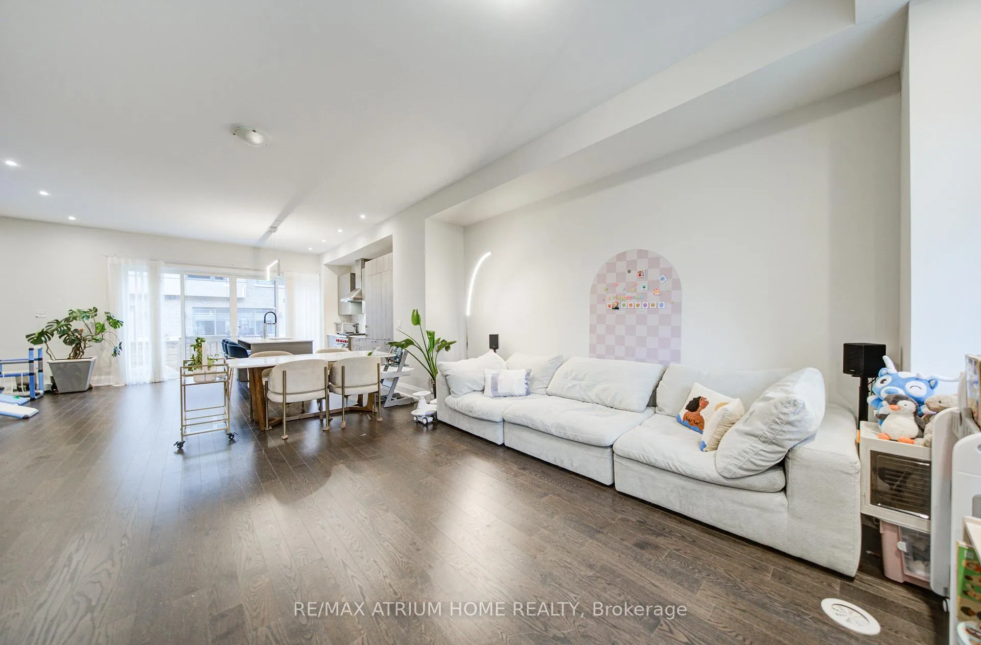 Photo 2 of 135 Smallwood Circle, Vaughan, Brownridge — HOMEH