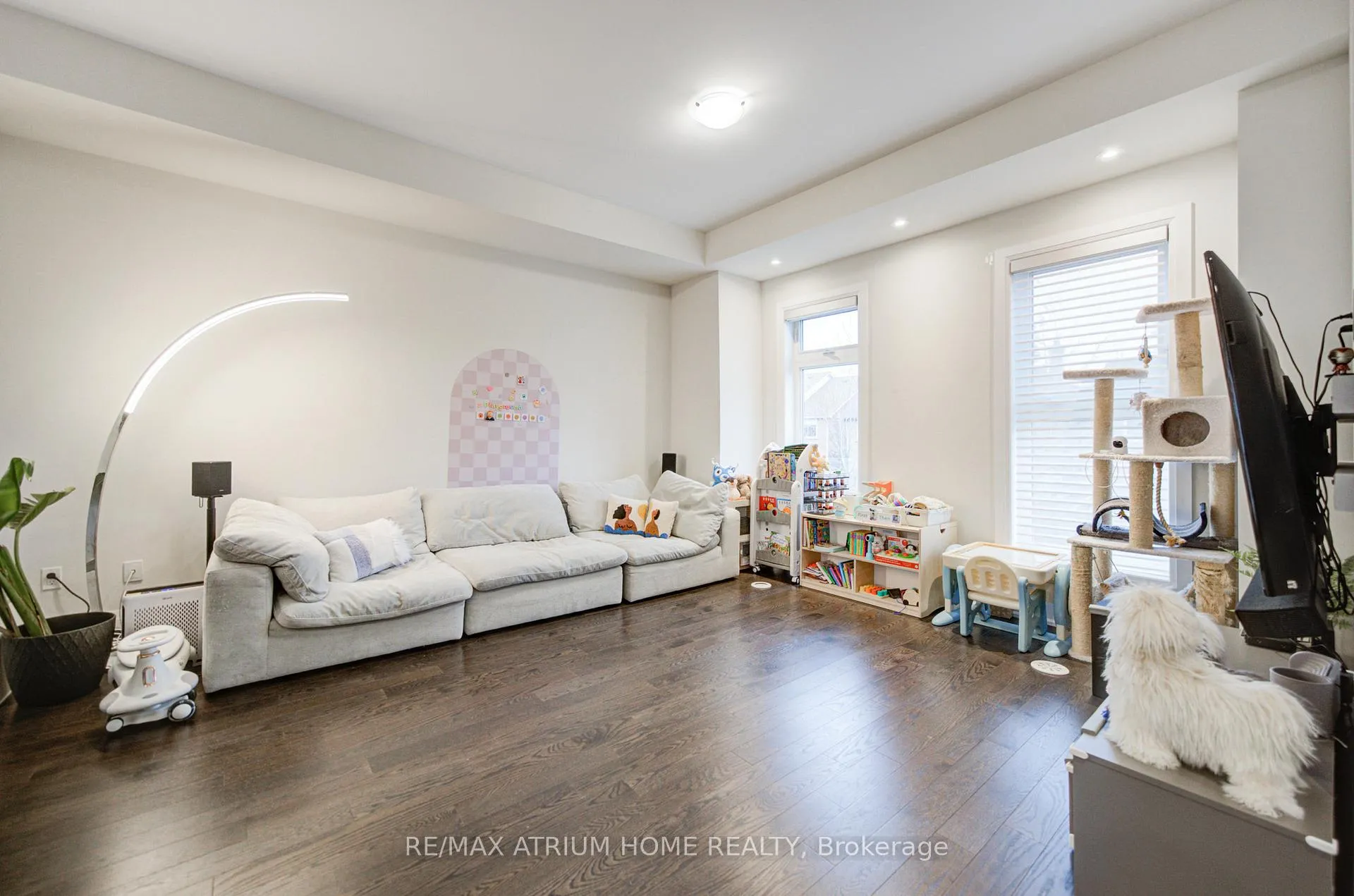 Photo 3 of 135 Smallwood Circle, Vaughan, Brownridge — HOMEH