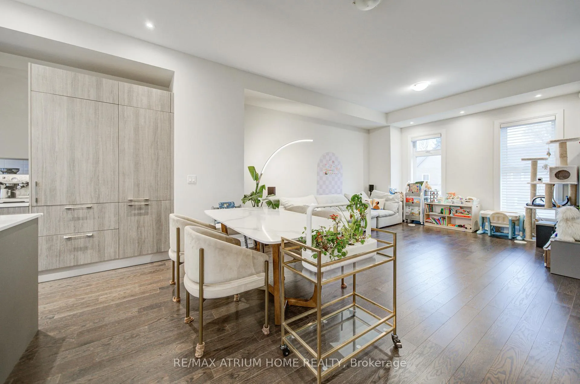 Photo 4 of 135 Smallwood Circle, Vaughan, Brownridge — HOMEH