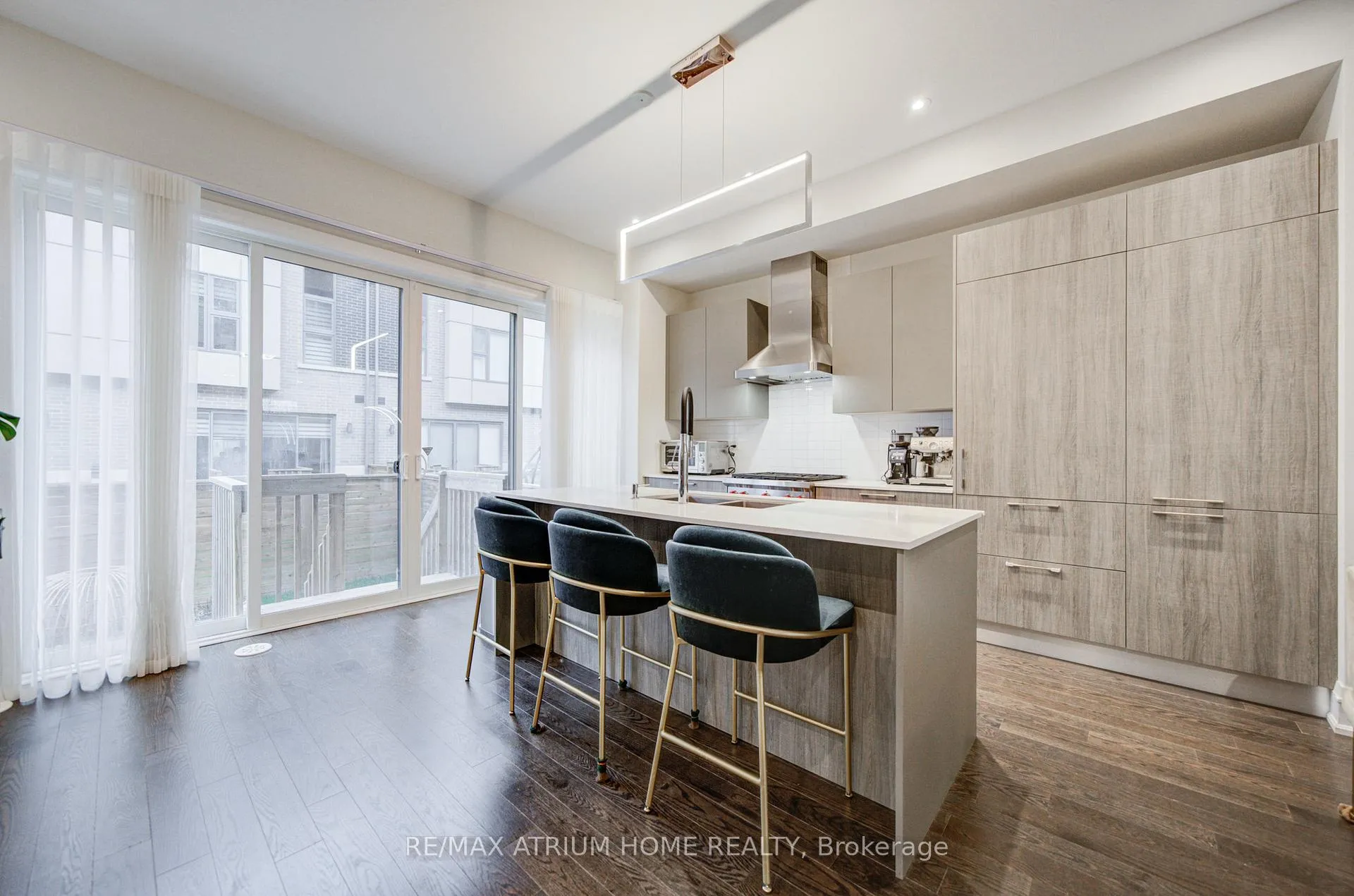 Photo 6 of 135 Smallwood Circle, Vaughan, Brownridge — HOMEH