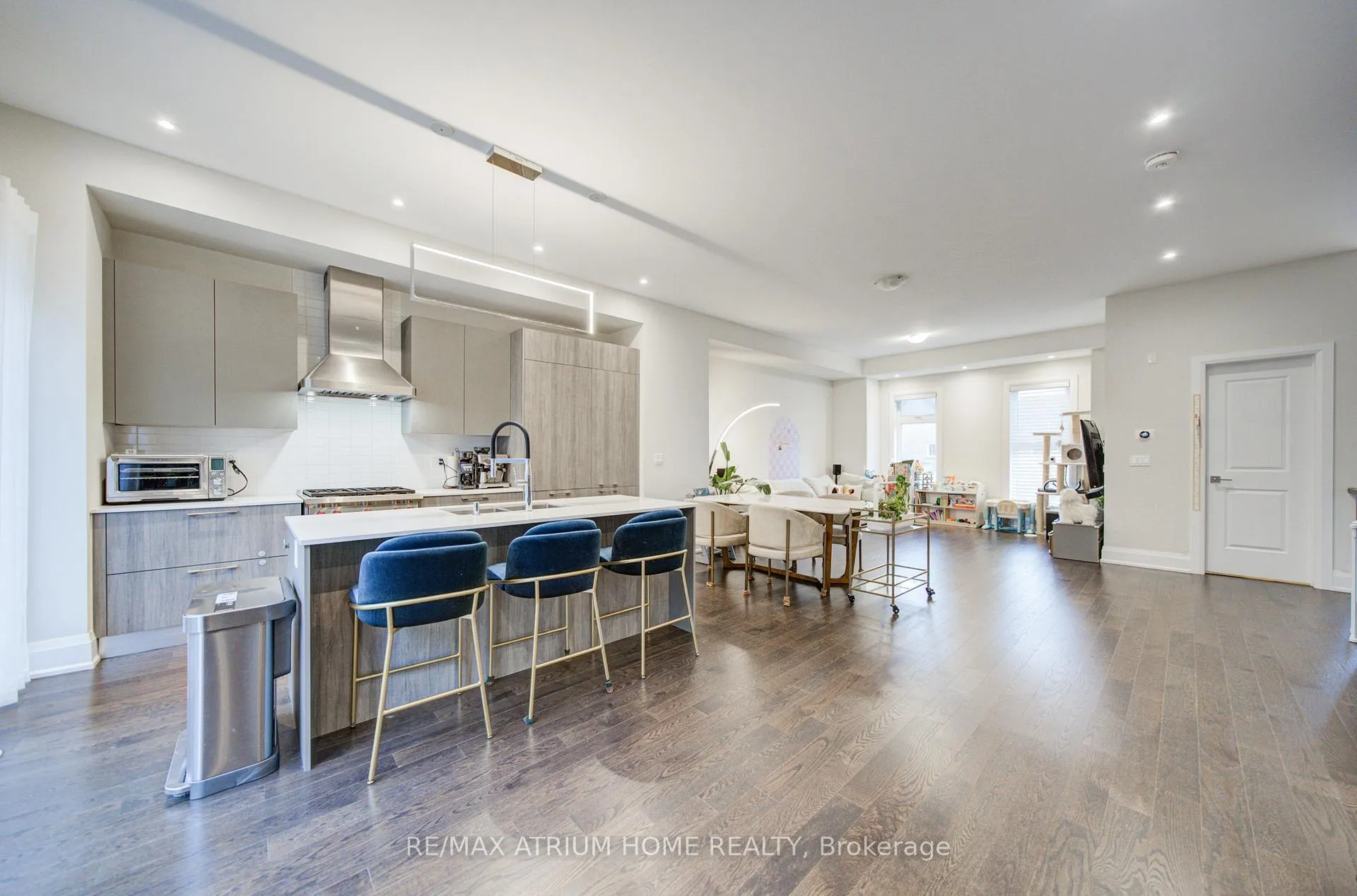 Photo 9 of 135 Smallwood Circle, Vaughan, Brownridge — HOMEH