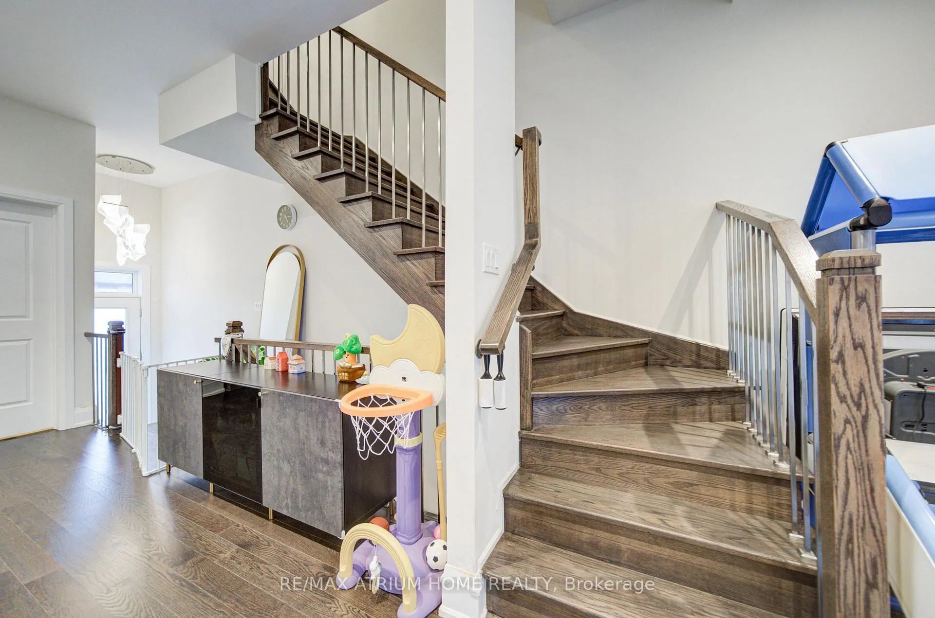 Photo 11 of 135 Smallwood Circle, Vaughan, Brownridge — HOMEH