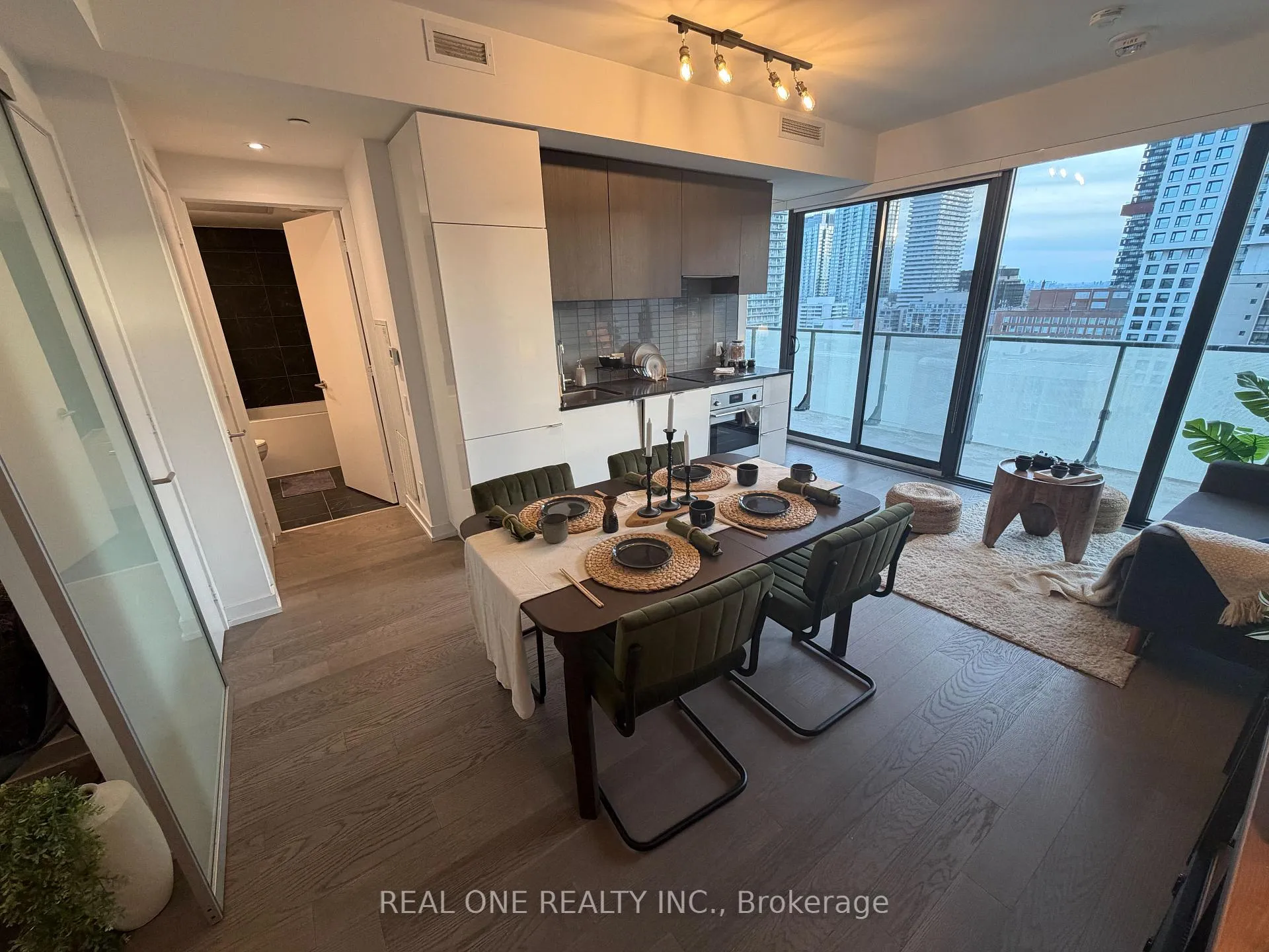 Photo 3 of Unit 1902, 161 Roehampton Avenue, Toronto, Mount Pleasant West — HOMEH