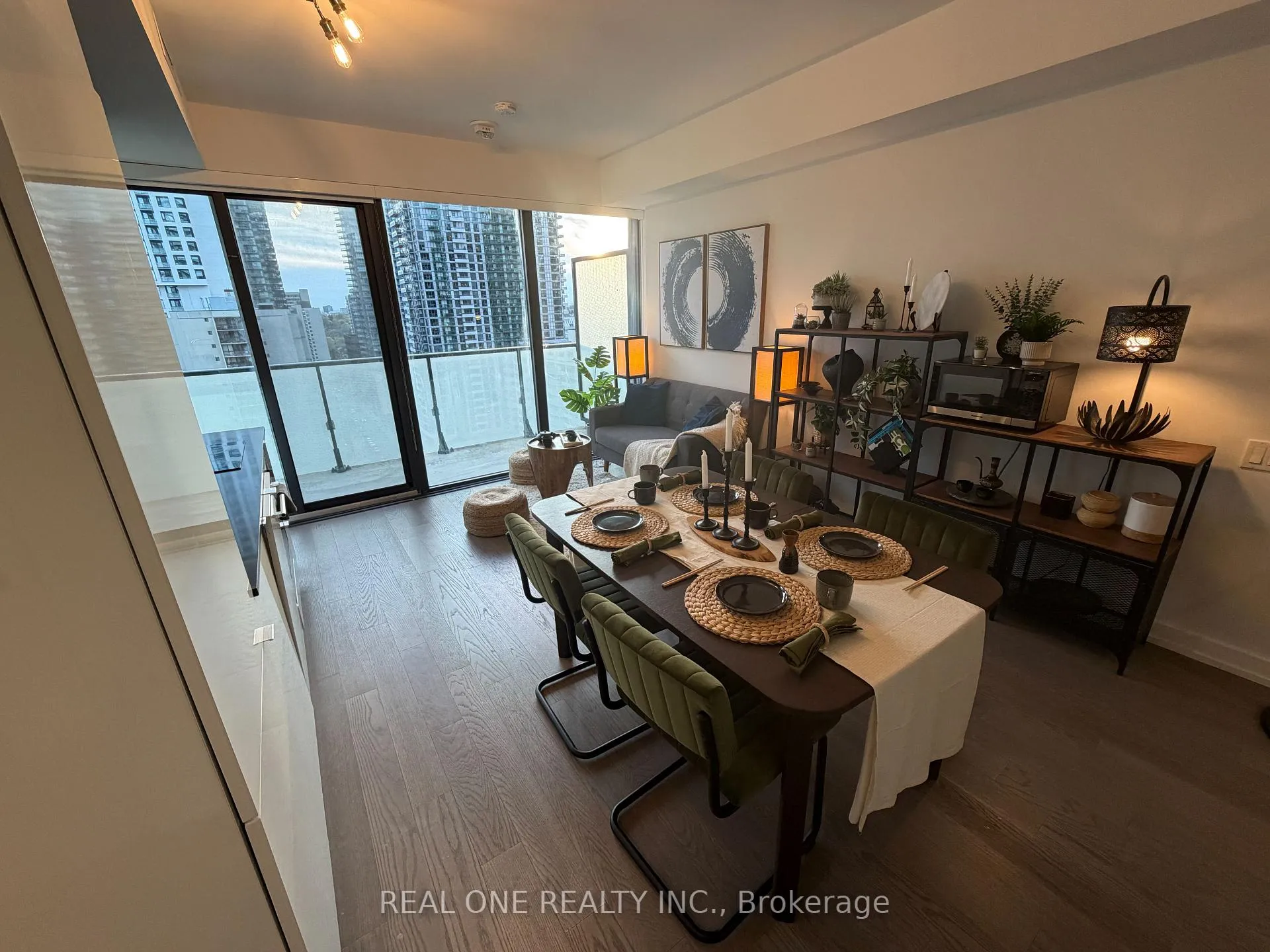Photo 4 of Unit 1902, 161 Roehampton Avenue, Toronto, Mount Pleasant West — HOMEH