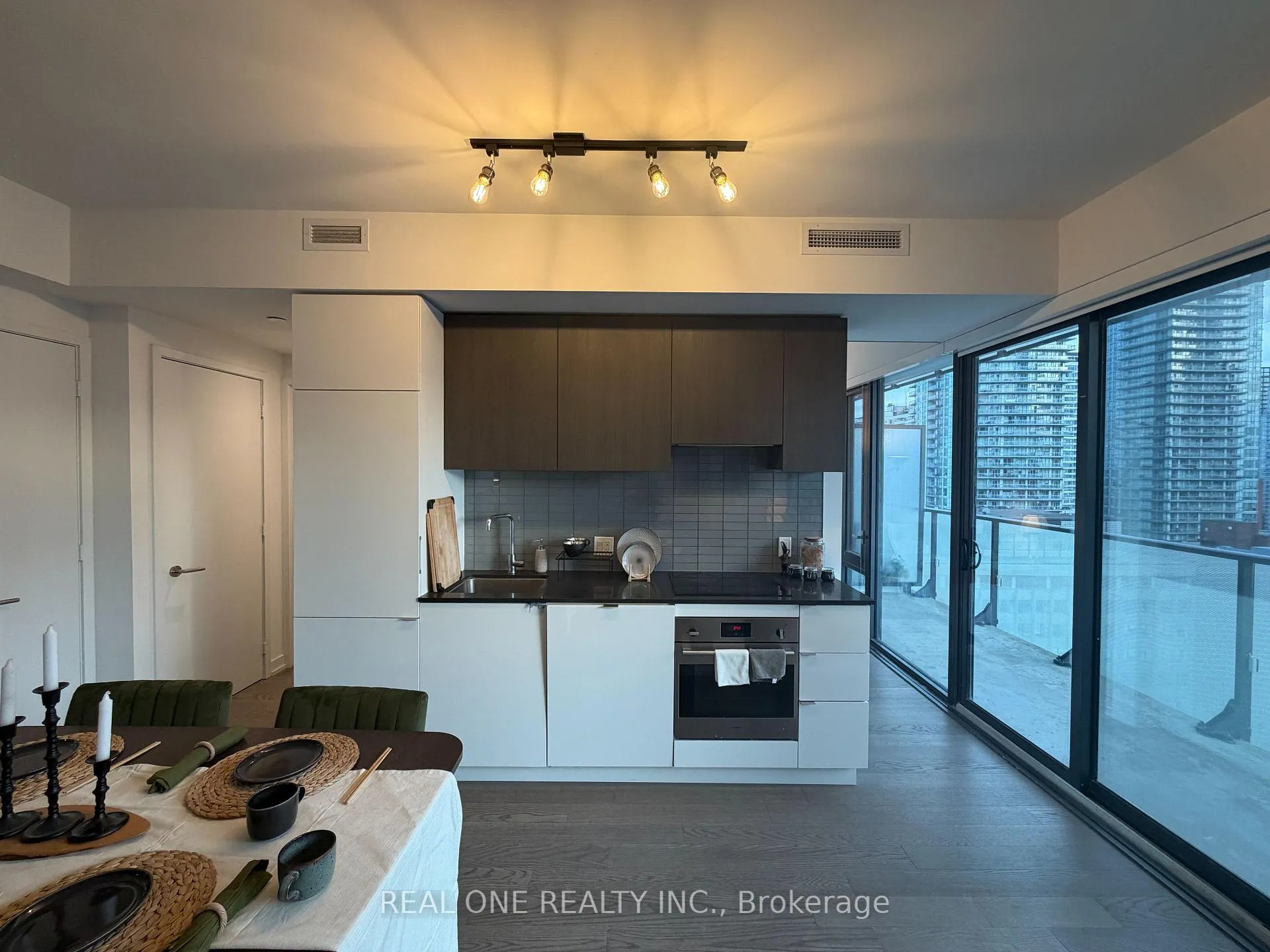 Photo 6 of Unit 1902, 161 Roehampton Avenue, Toronto, Mount Pleasant West — HOMEH