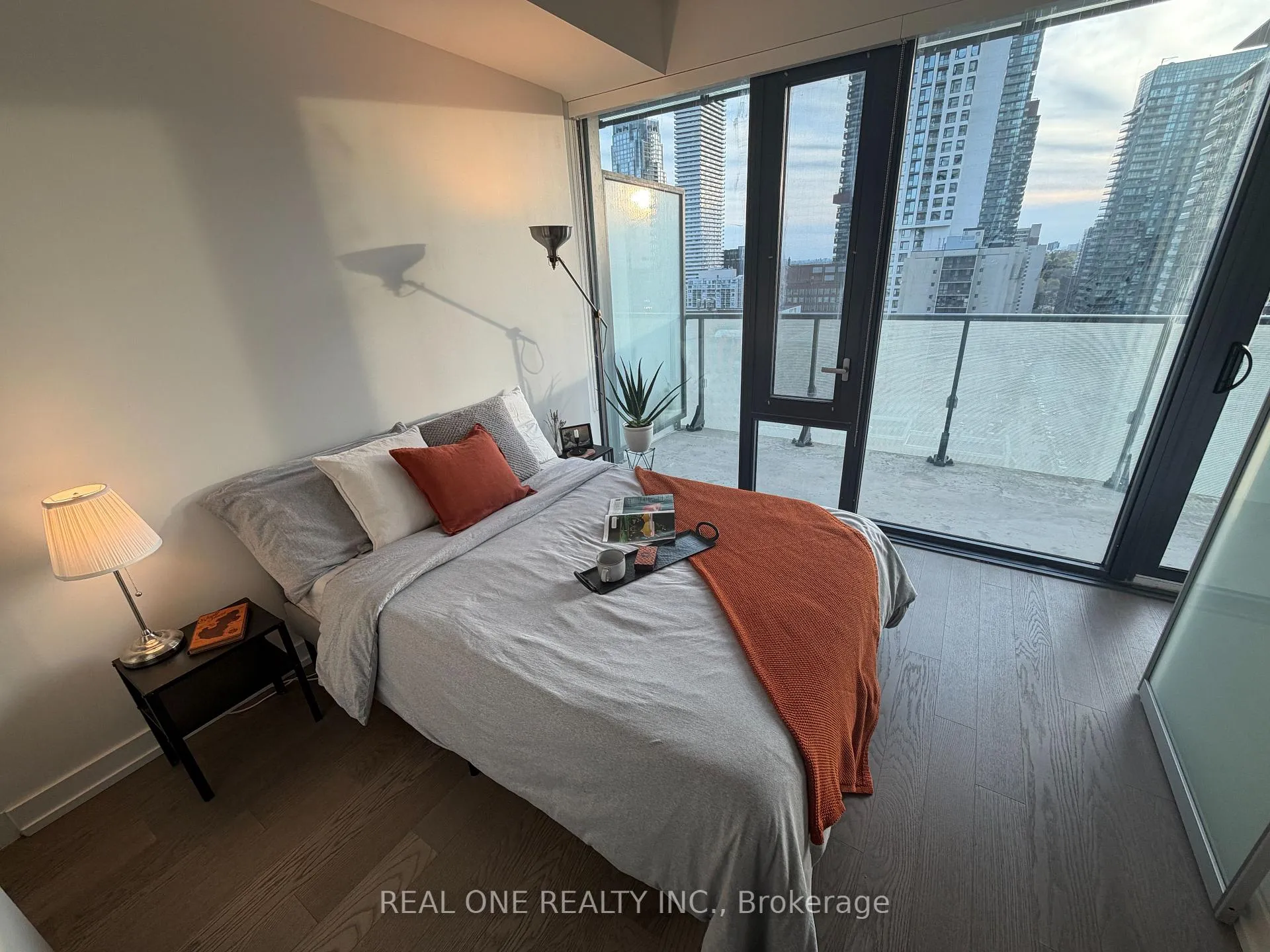 Photo 8 of Unit 1902, 161 Roehampton Avenue, Toronto, Mount Pleasant West — HOMEH