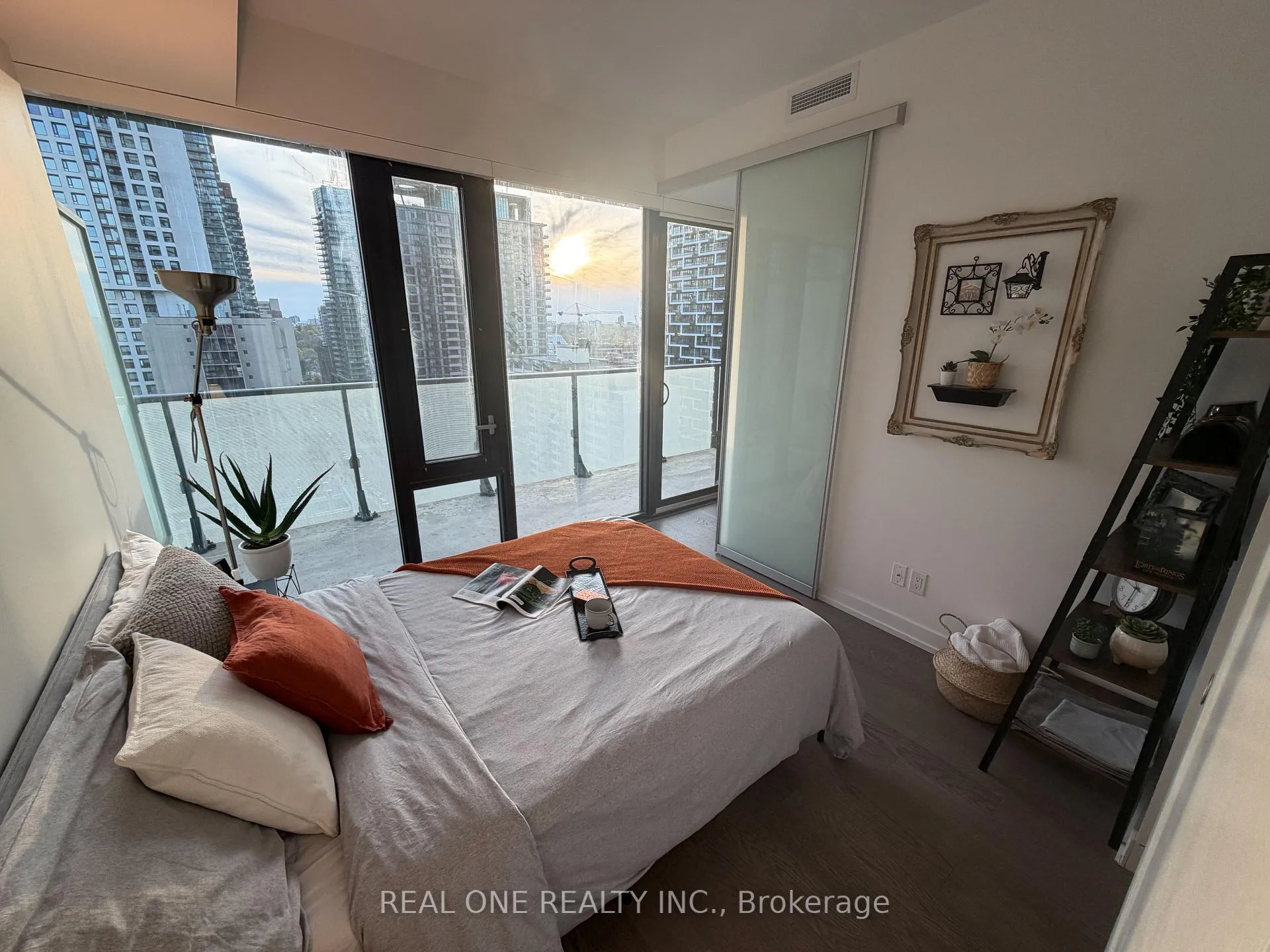 Photo 9 of Unit 1902, 161 Roehampton Avenue, Toronto, Mount Pleasant West — HOMEH