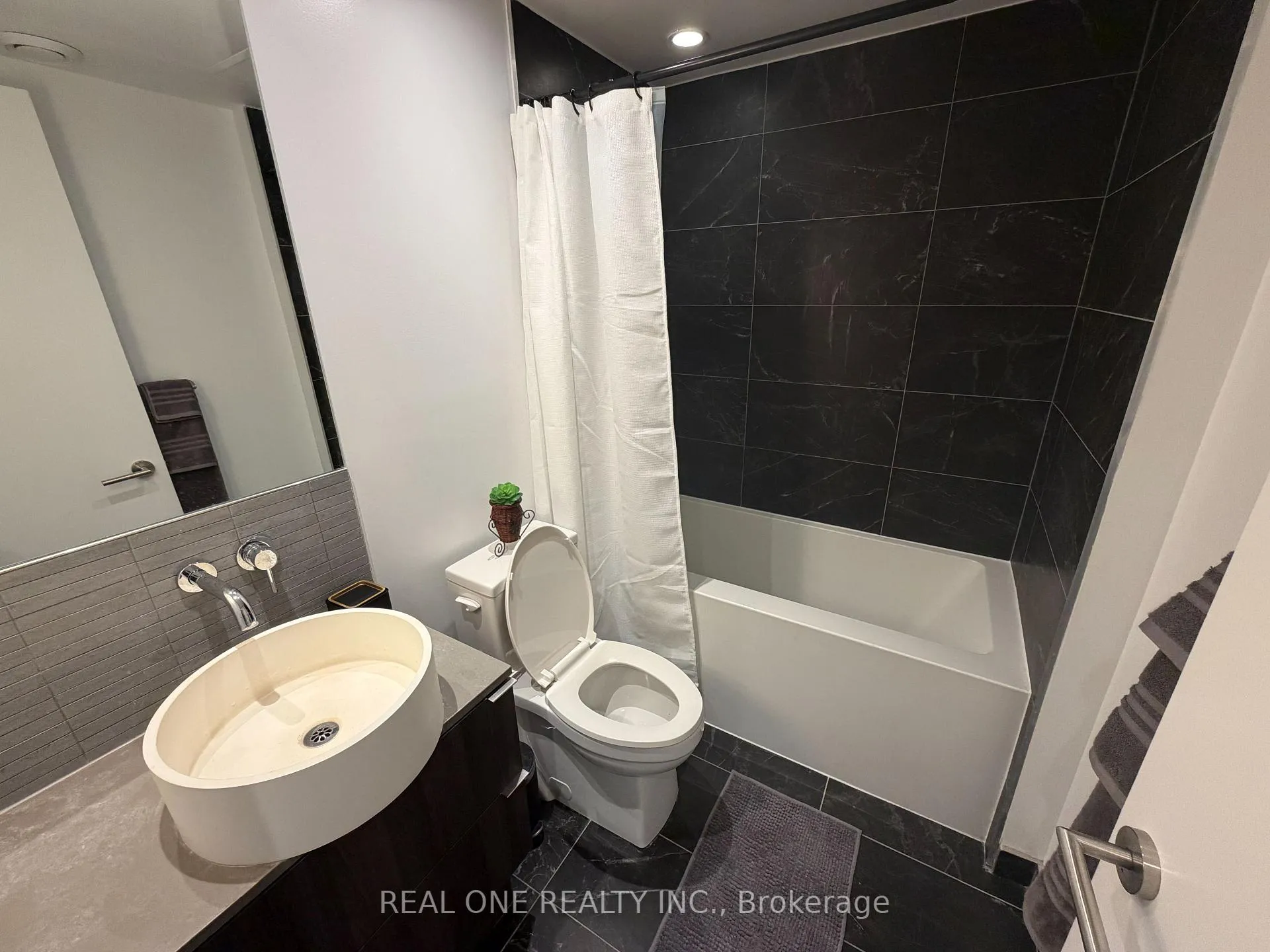 Photo 13 of Unit 1902, 161 Roehampton Avenue, Toronto, Mount Pleasant West — HOMEH