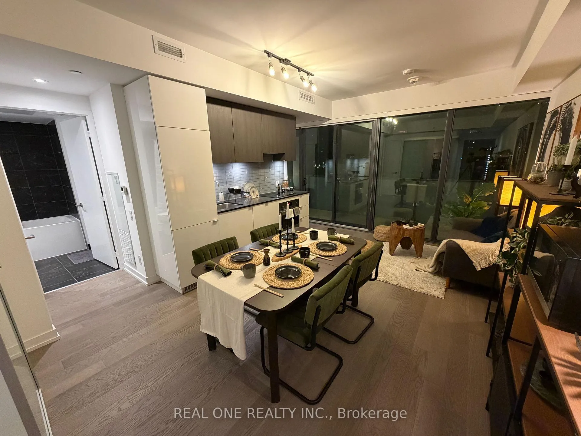 Photo 16 of Unit 1902, 161 Roehampton Avenue, Toronto, Mount Pleasant West — HOMEH