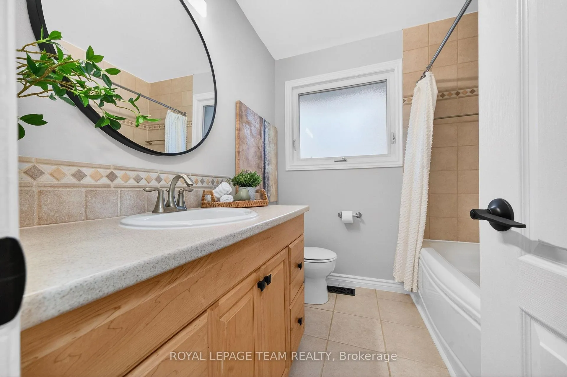 Photo 33 of 10 Cleadon Drive, Ottawa, Crystal Beach — HOMEH