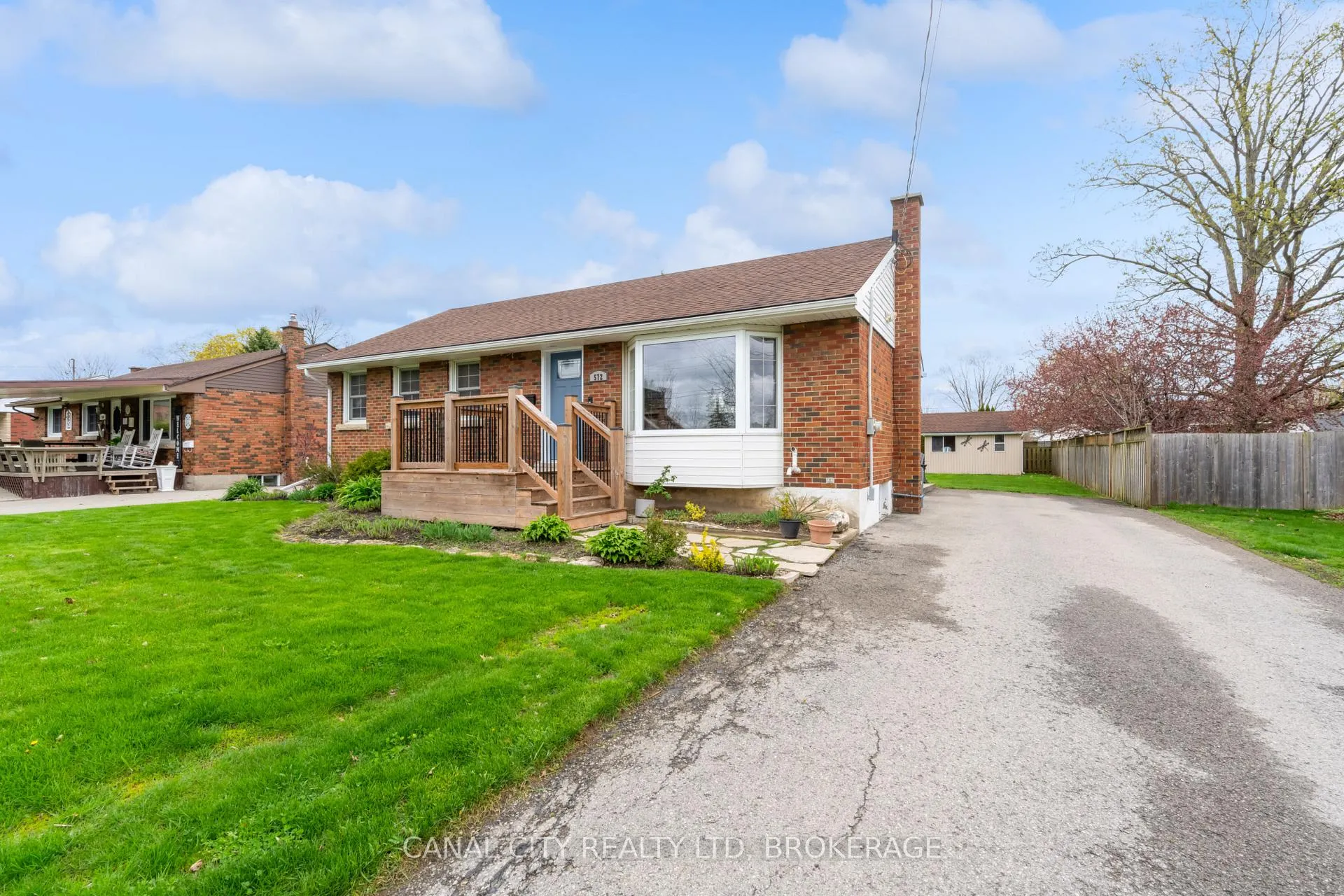 Photo 2 of 572 Clare Avenue, Welland, Prince Charles — HOMEH