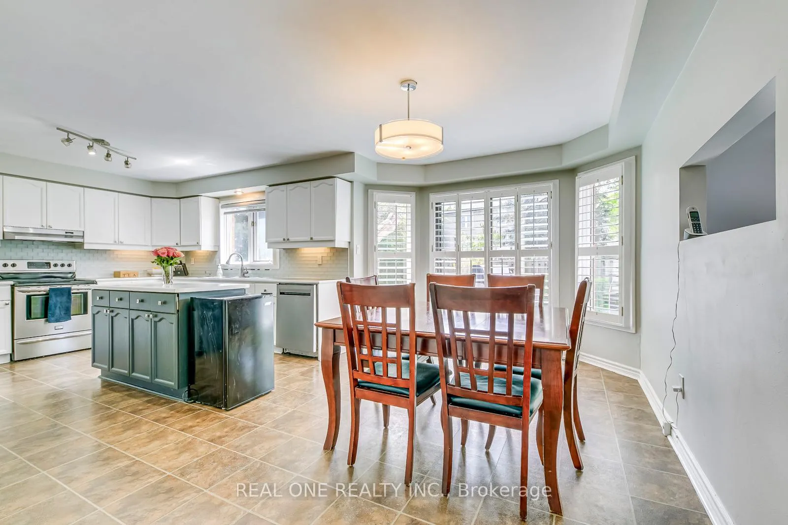 Photo 10 of 524 Blenheim Crescent, Oakville, Ford — HOMEH