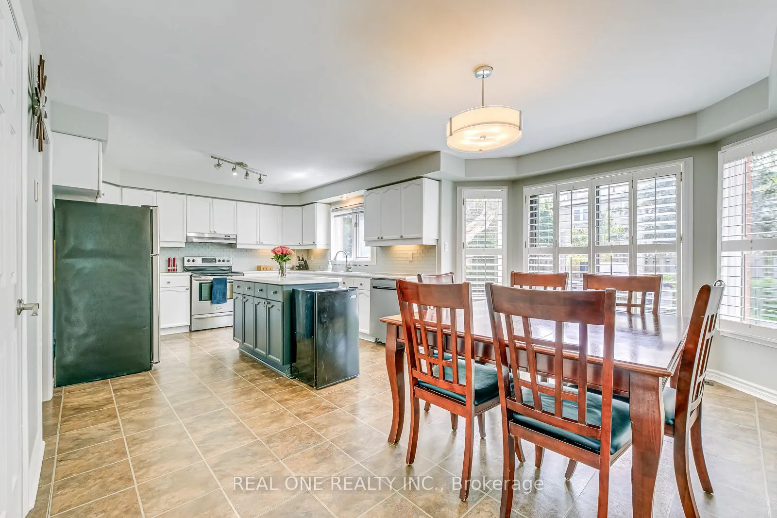 Photo 12 of 524 Blenheim Crescent, Oakville, Ford — HOMEH