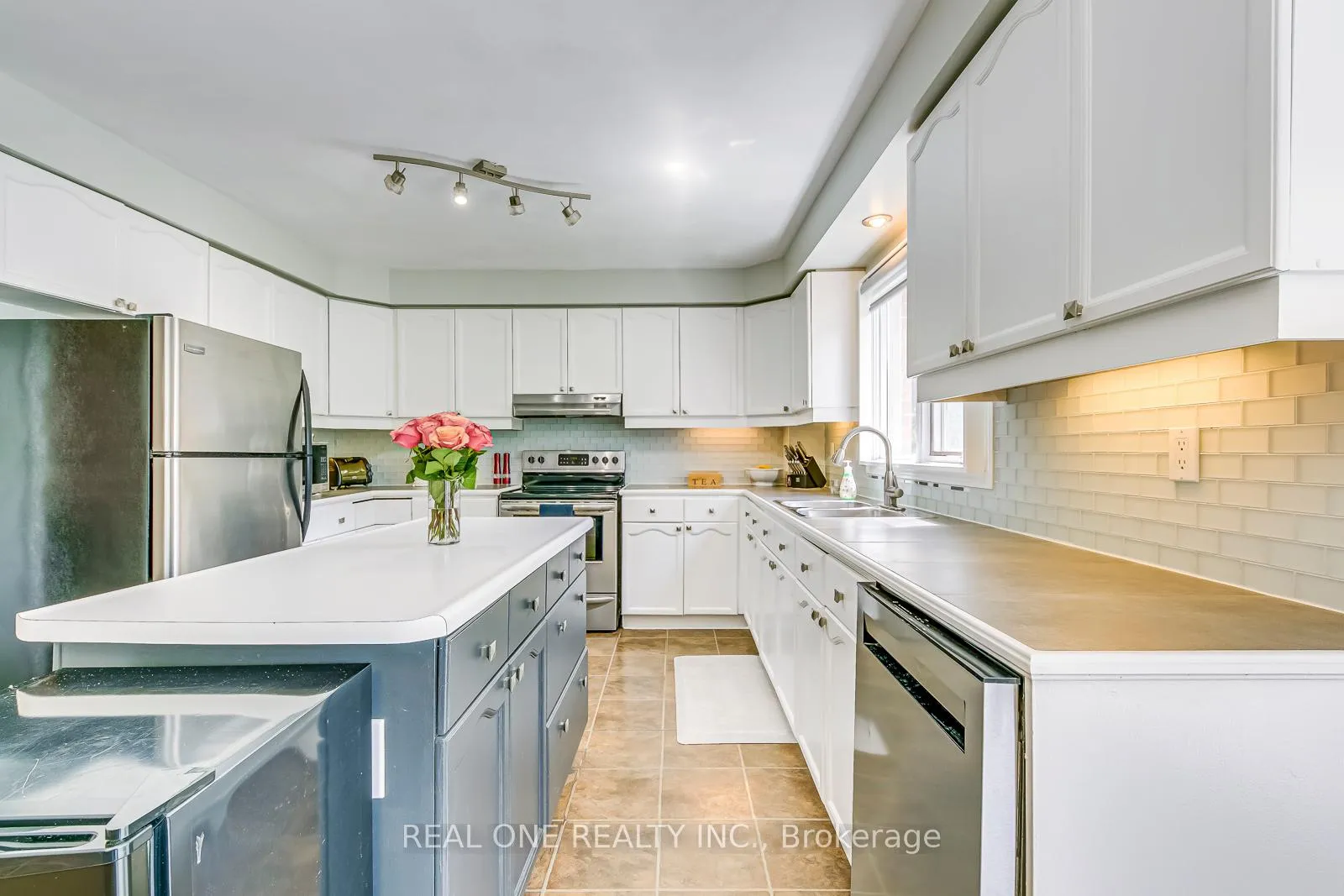Photo 15 of 524 Blenheim Crescent, Oakville, Ford — HOMEH
