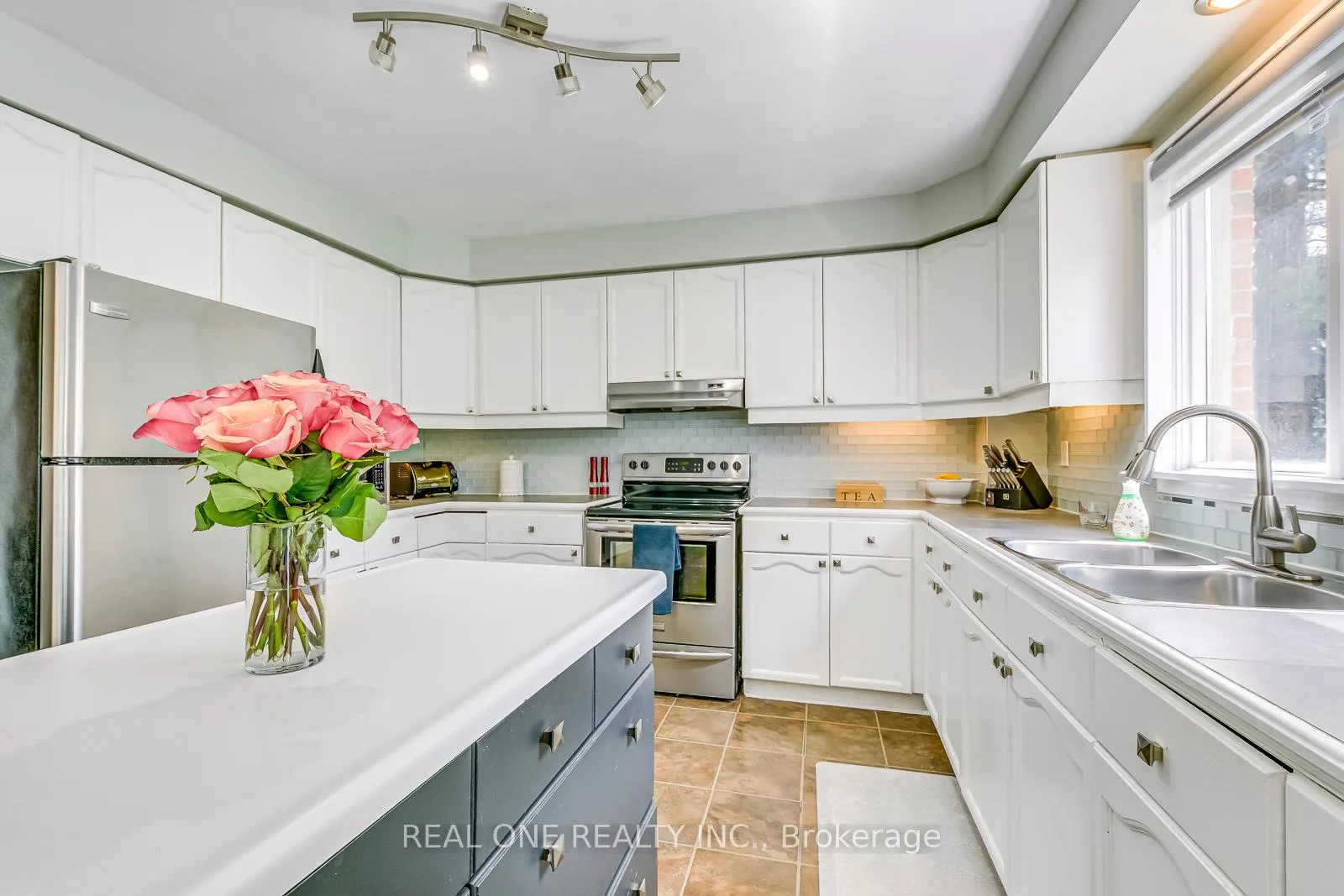 Photo 16 of 524 Blenheim Crescent, Oakville, Ford — HOMEH