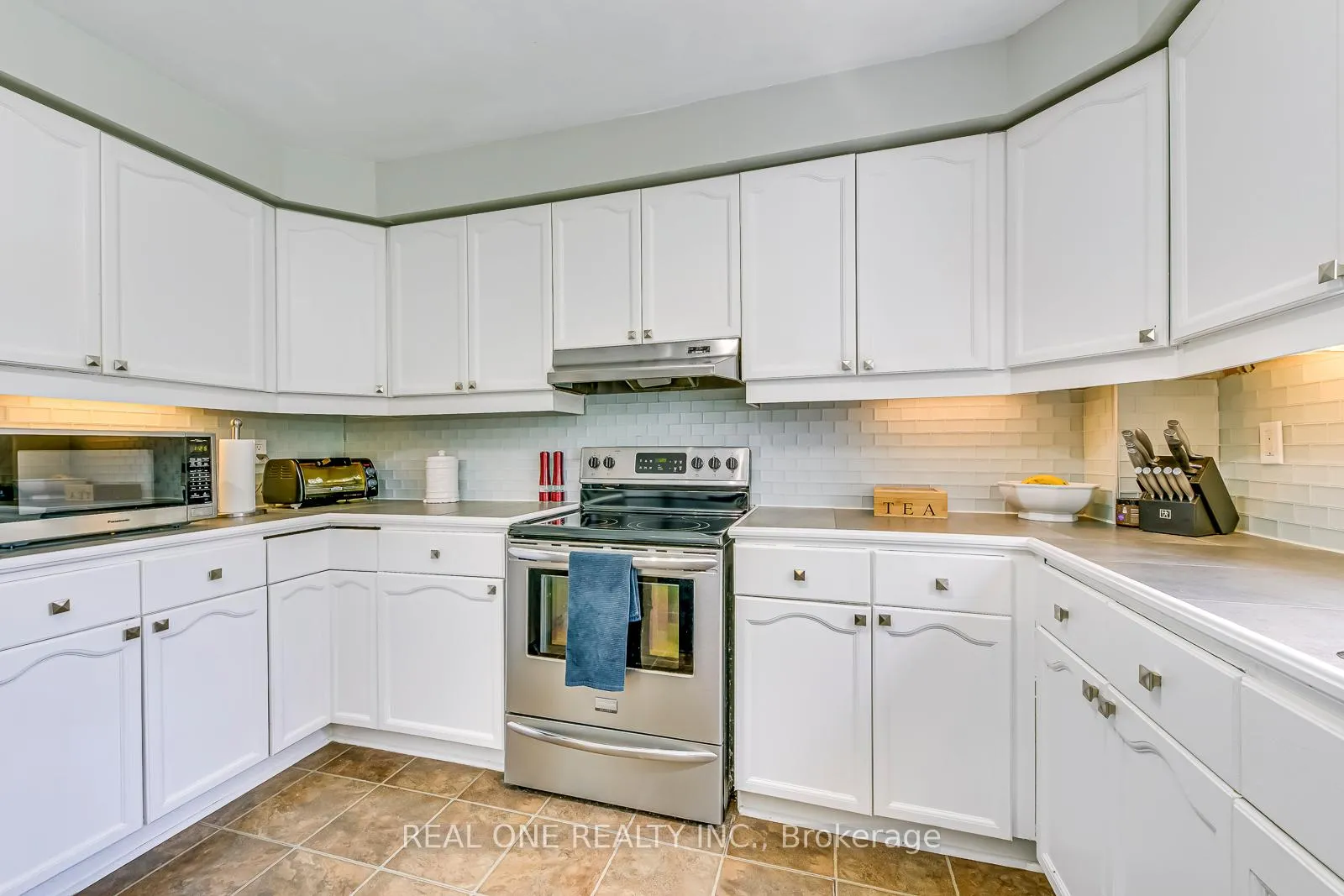Photo 17 of 524 Blenheim Crescent, Oakville, Ford — HOMEH