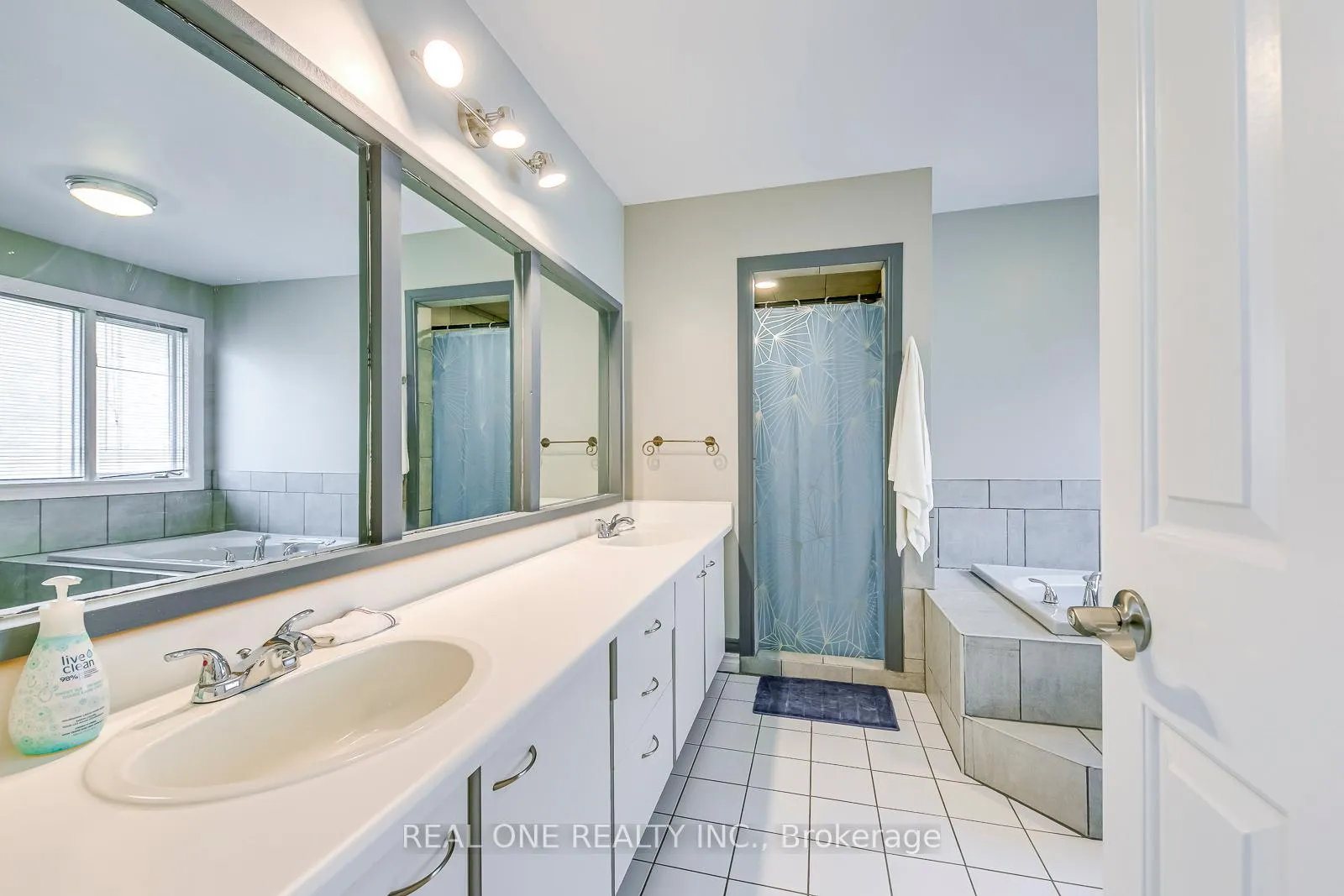 Photo 30 of 524 Blenheim Crescent, Oakville, Ford — HOMEH