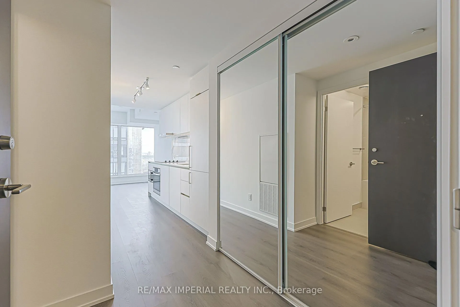 Photo 8 of Unit 4007, 8 Wellesley Street W, Toronto, Church-Yonge Corridor — HOMEH