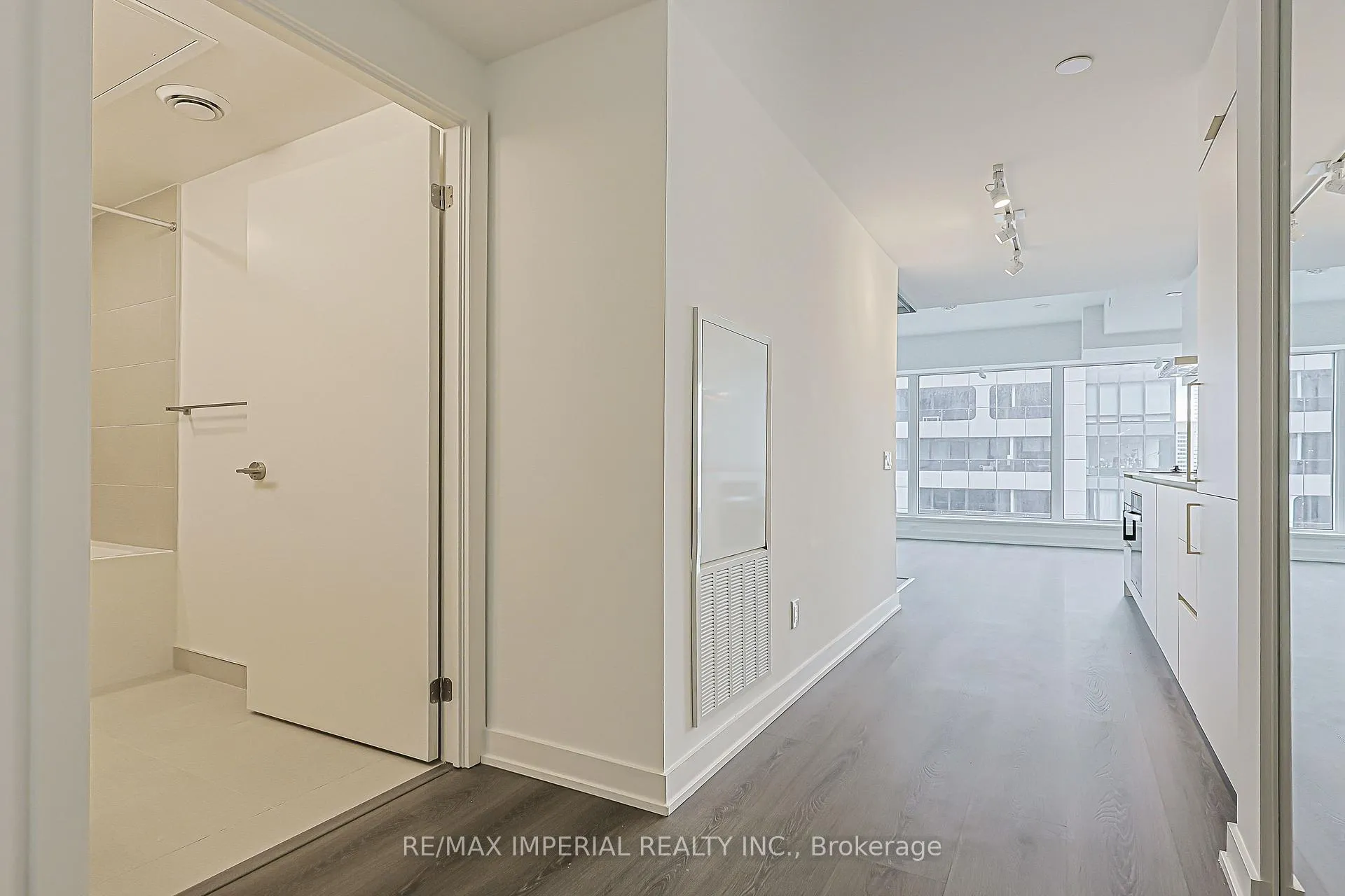 Photo 9 of Unit 4007, 8 Wellesley Street W, Toronto, Church-Yonge Corridor — HOMEH