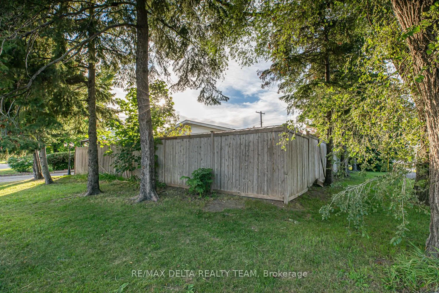 Photo 23 of 2465 Tupper Avenue, Ottawa, Hawthorne Meadows — HOMEH
