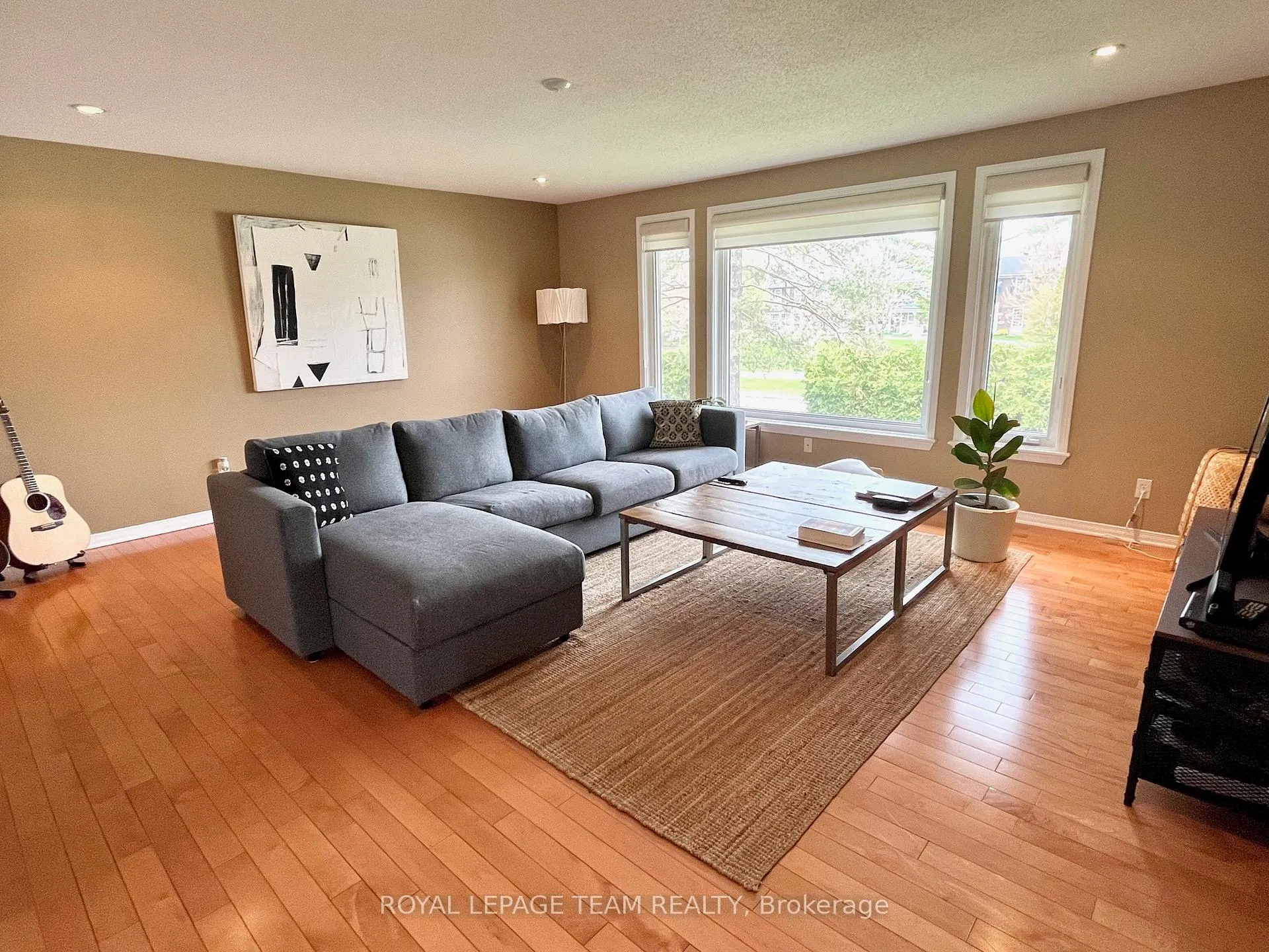 Photo 2 of 102 Monterey Drive, Ottawa, Leslie Park — HOMEH