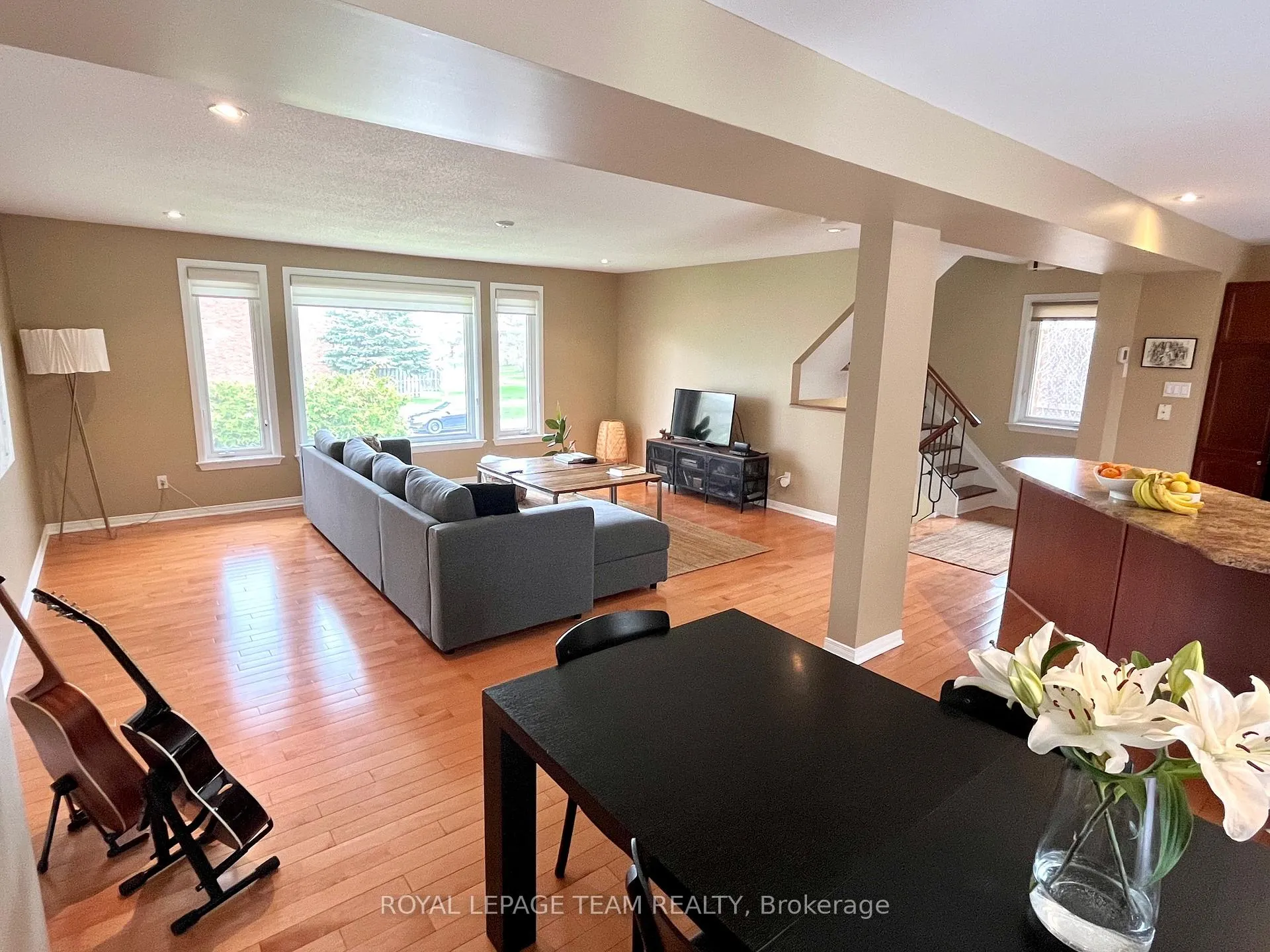 Photo 3 of 102 Monterey Drive, Ottawa, Leslie Park — HOMEH
