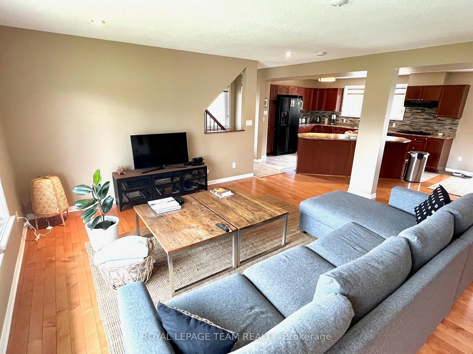 Photo 4 of 102 Monterey Drive, Ottawa, Leslie Park — HOMEH