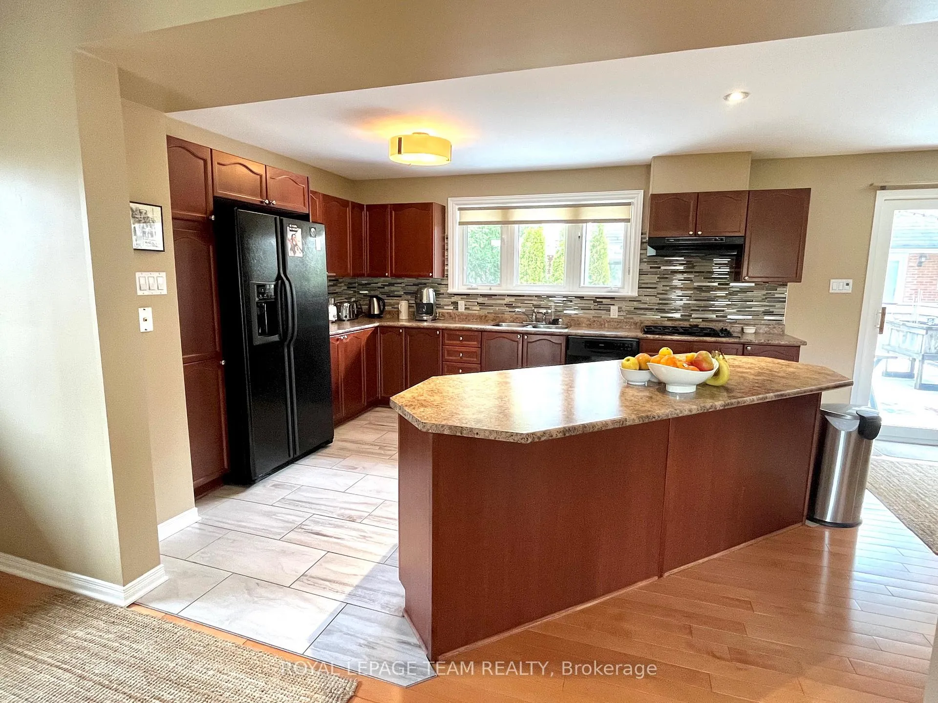 Photo 5 of 102 Monterey Drive, Ottawa, Leslie Park — HOMEH
