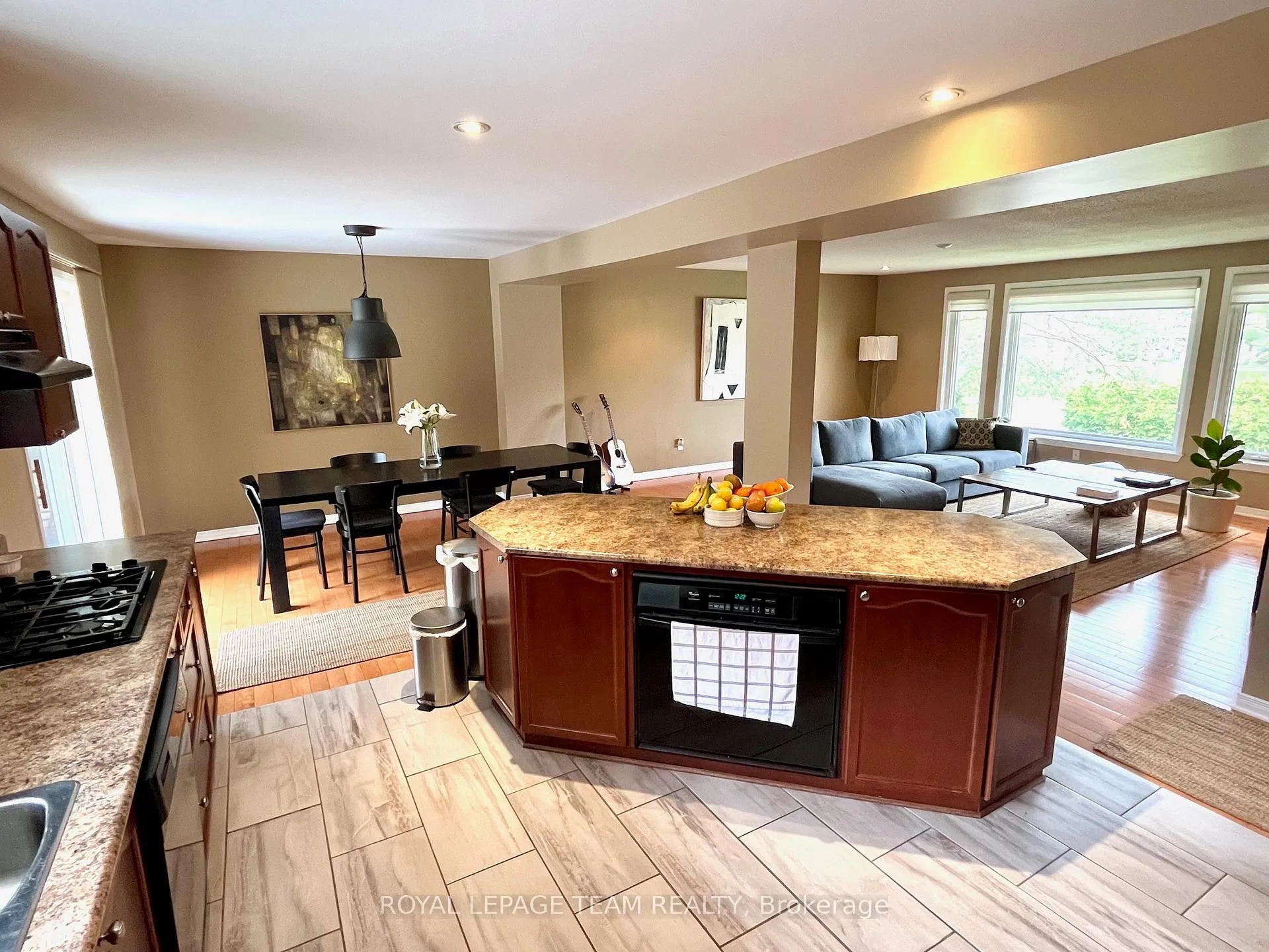 Photo 6 of 102 Monterey Drive, Ottawa, Leslie Park — HOMEH