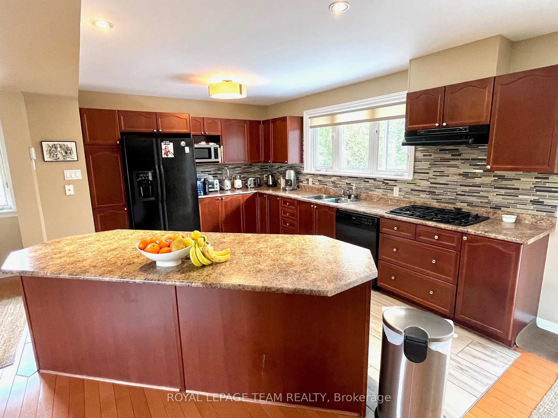 Photo 7 of 102 Monterey Drive, Ottawa, Leslie Park — HOMEH
