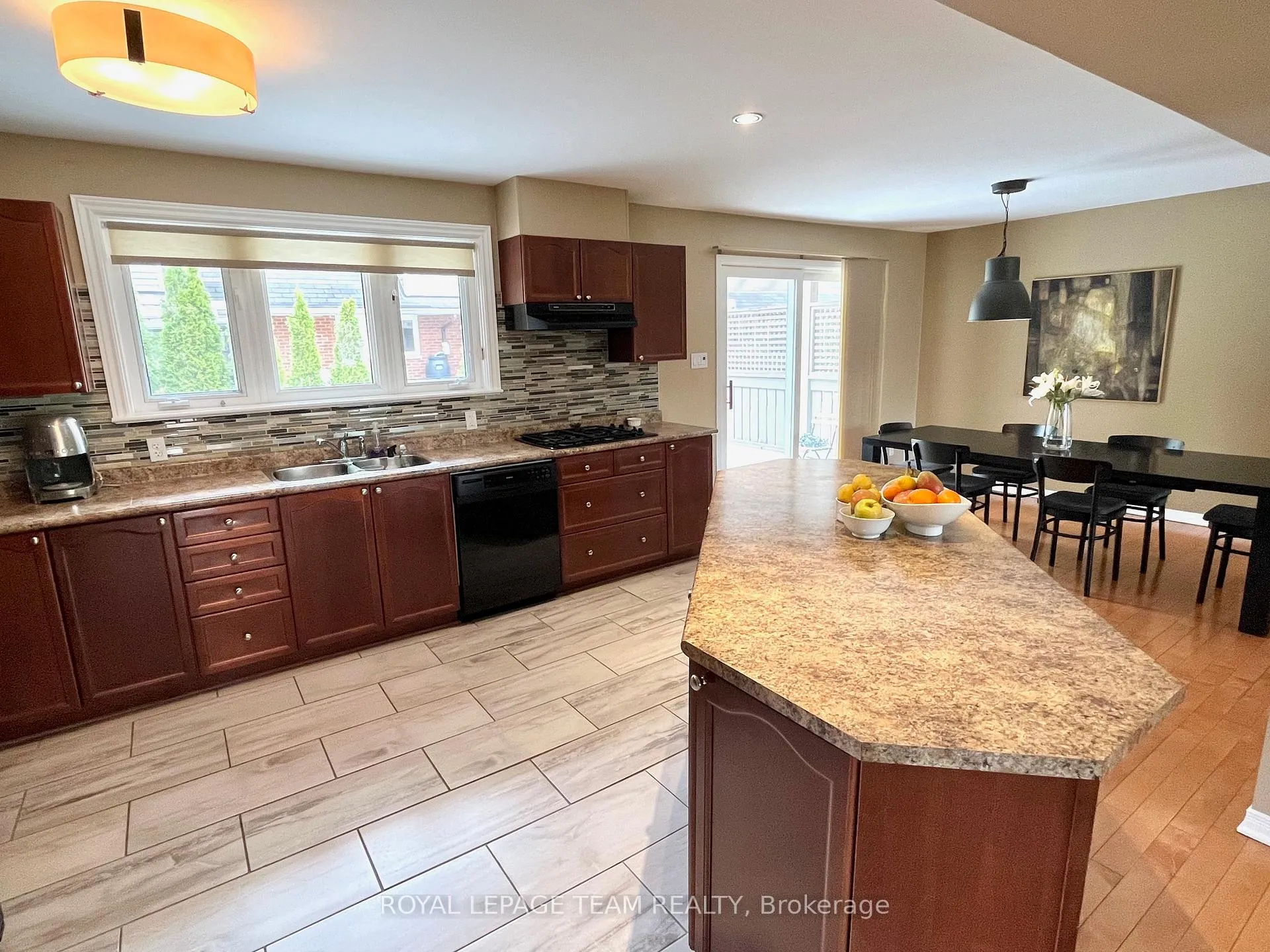 Photo 8 of 102 Monterey Drive, Ottawa, Leslie Park — HOMEH