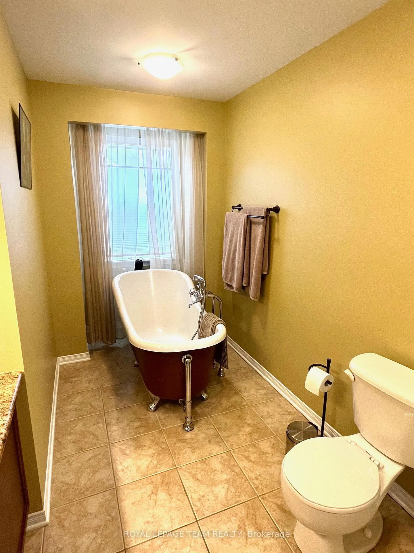 Photo 14 of 102 Monterey Drive, Ottawa, Leslie Park — HOMEH