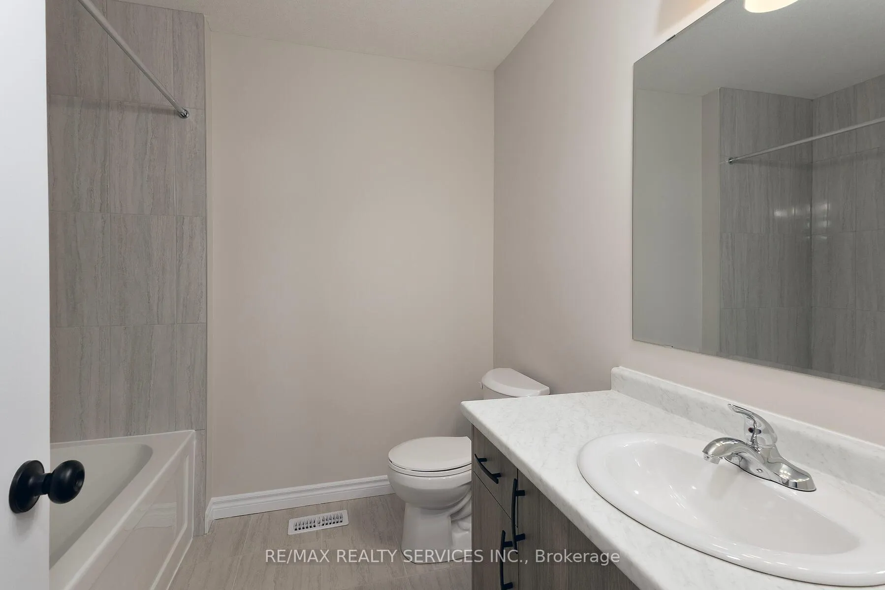Photo 17 of 25 Becker Street, Stratford — HOMEH