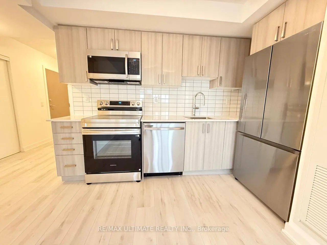 Photo 4 of Unit 1005, 1010 Sandy Beach Road, Pickering, Bay Ridges — HOMEH