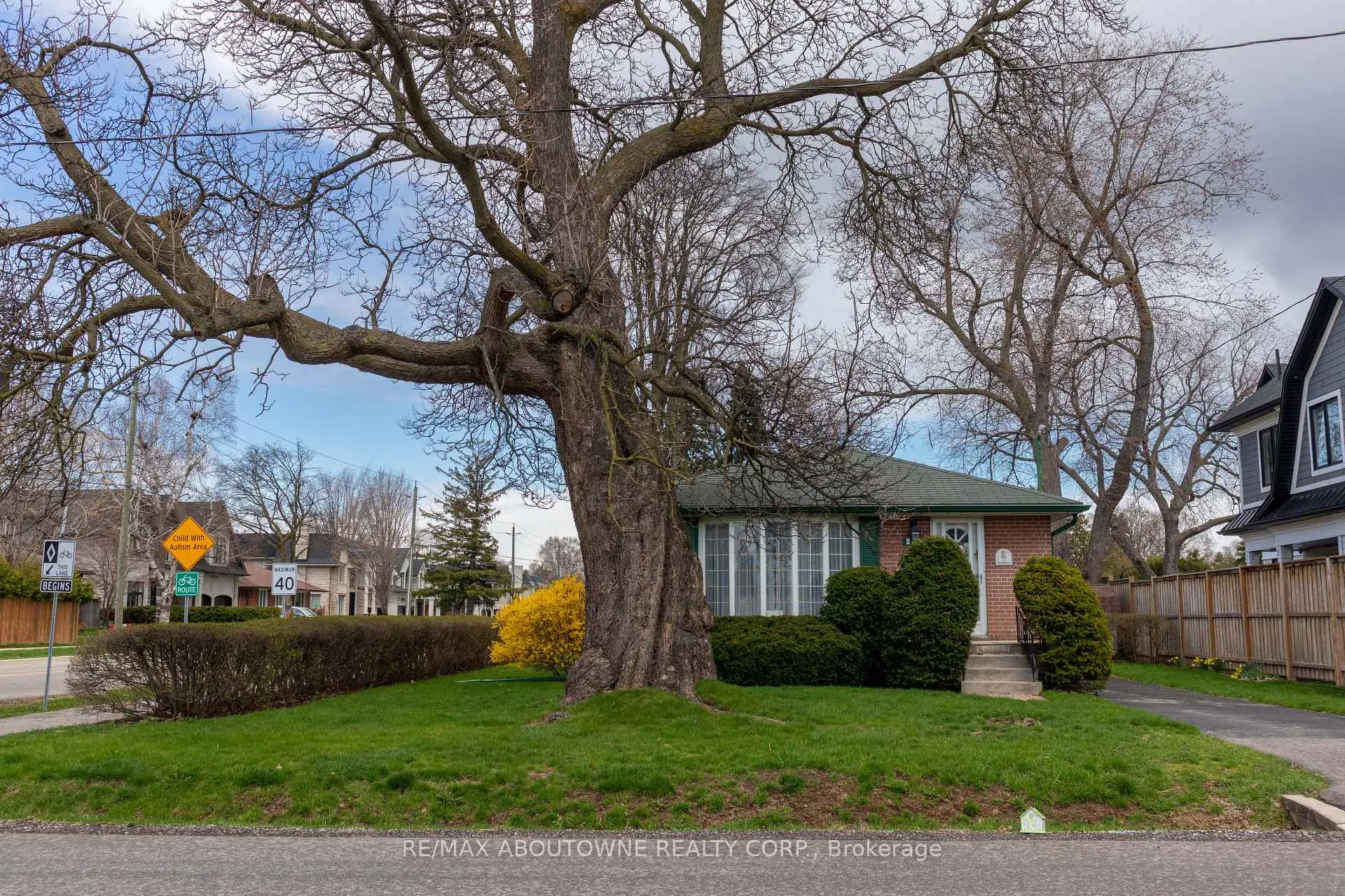 Photo 7 of 493 Lees Lane, Oakville, West — HOMEH