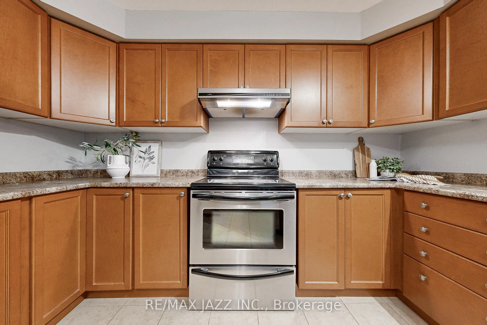 Photo 6 of Unit 9, 350 Lakebreeze Drive, Clarington, Newcastle — HOMEH
