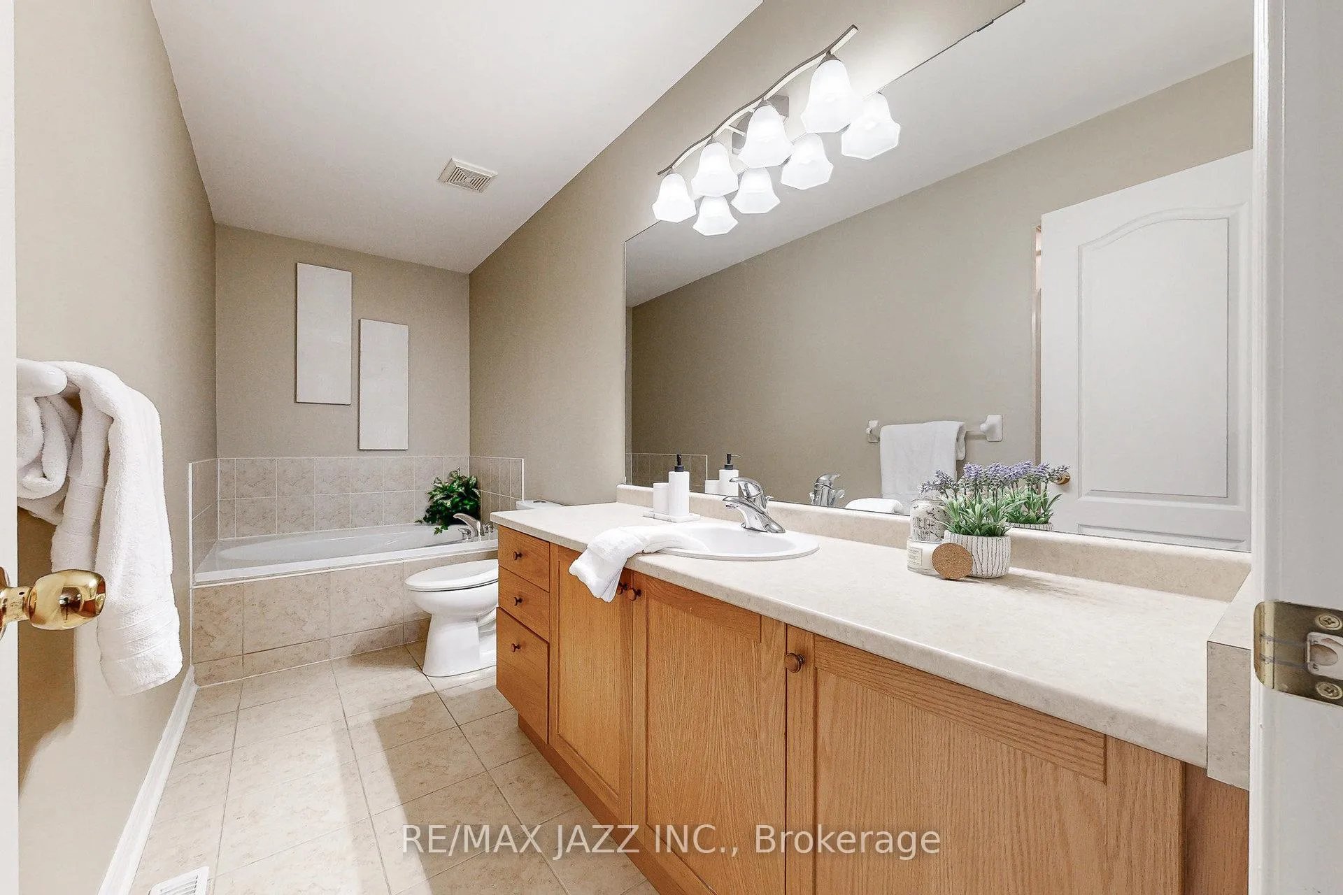 Photo 13 of Unit 9, 350 Lakebreeze Drive, Clarington, Newcastle — HOMEH