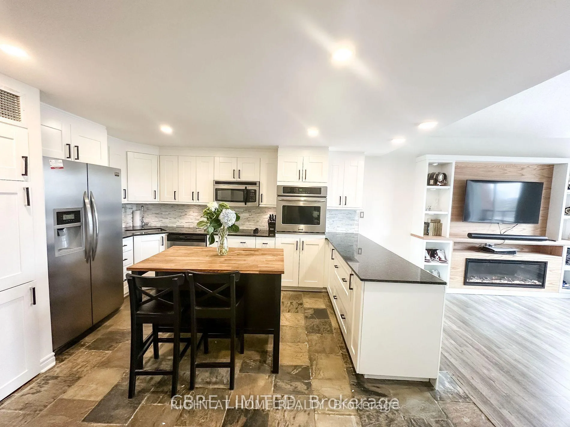 Photo 3 of Unit 402, 100 Bronte Road, Oakville, Bronte — HOMEH