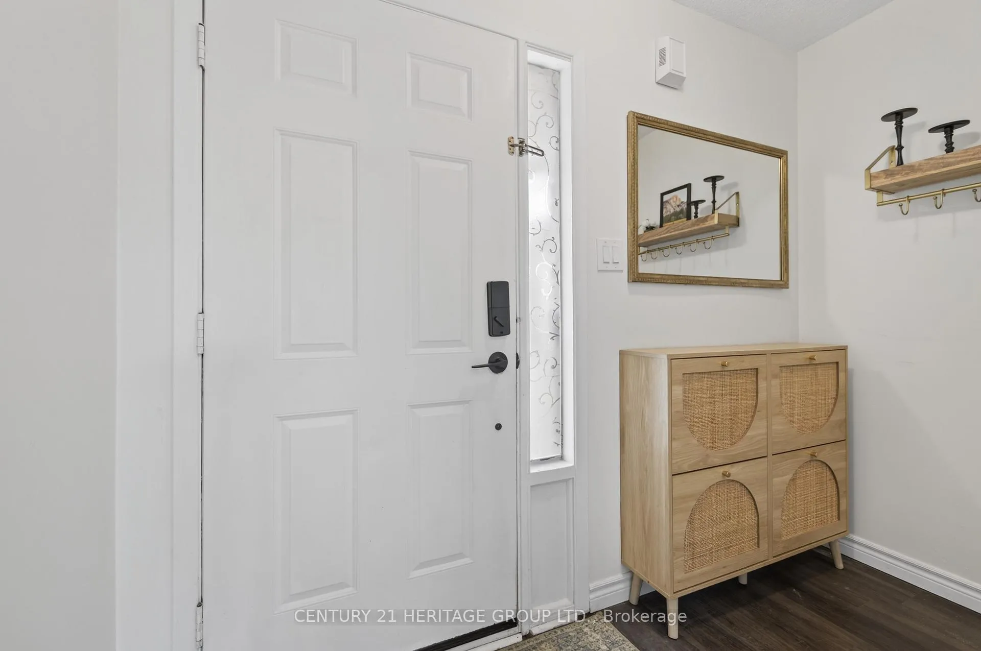 Photo 2 of 17 Burns Circle, Barrie, Letitia Heights — HOMEH