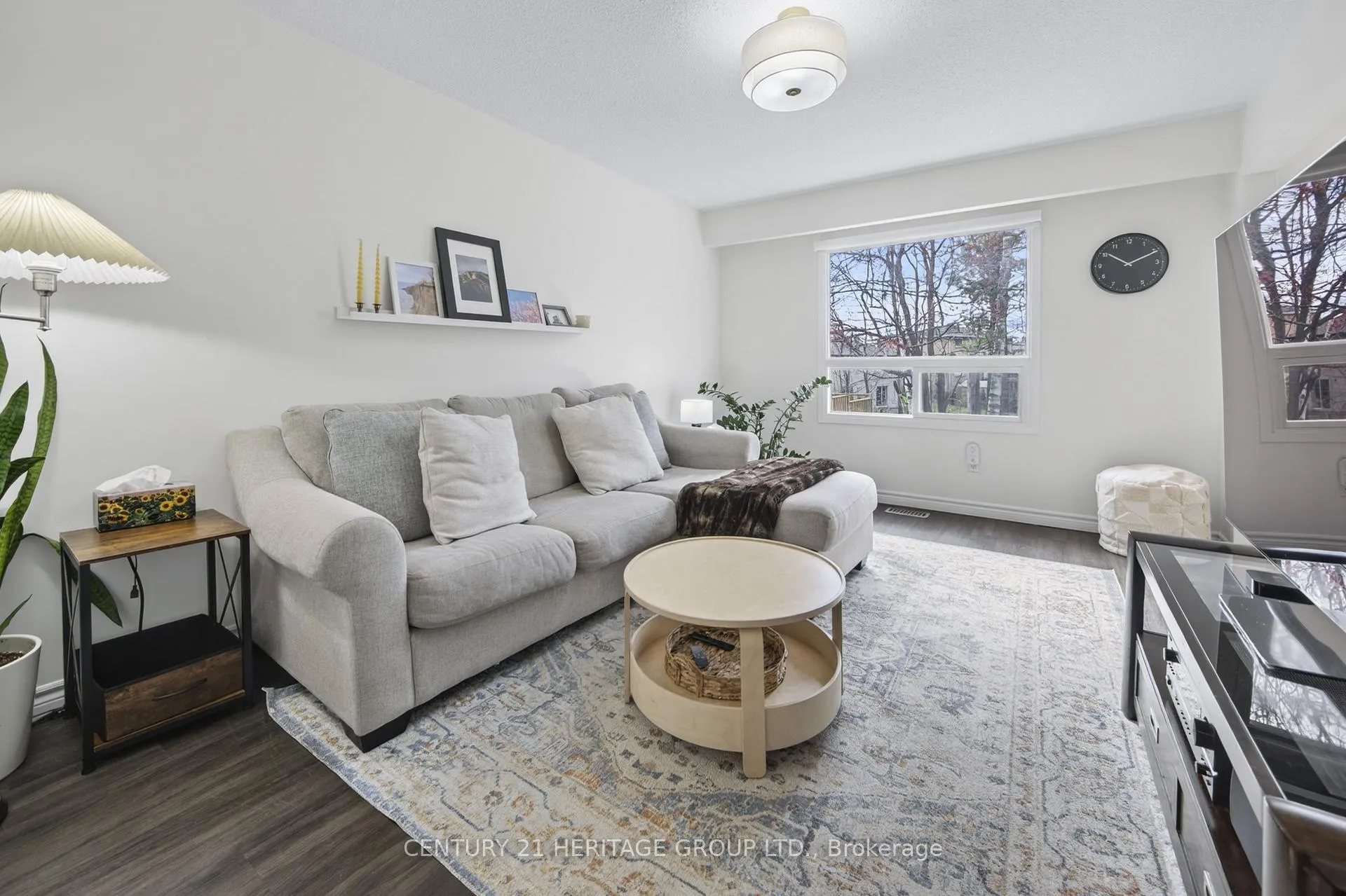 Photo 4 of 17 Burns Circle, Barrie, Letitia Heights — HOMEH