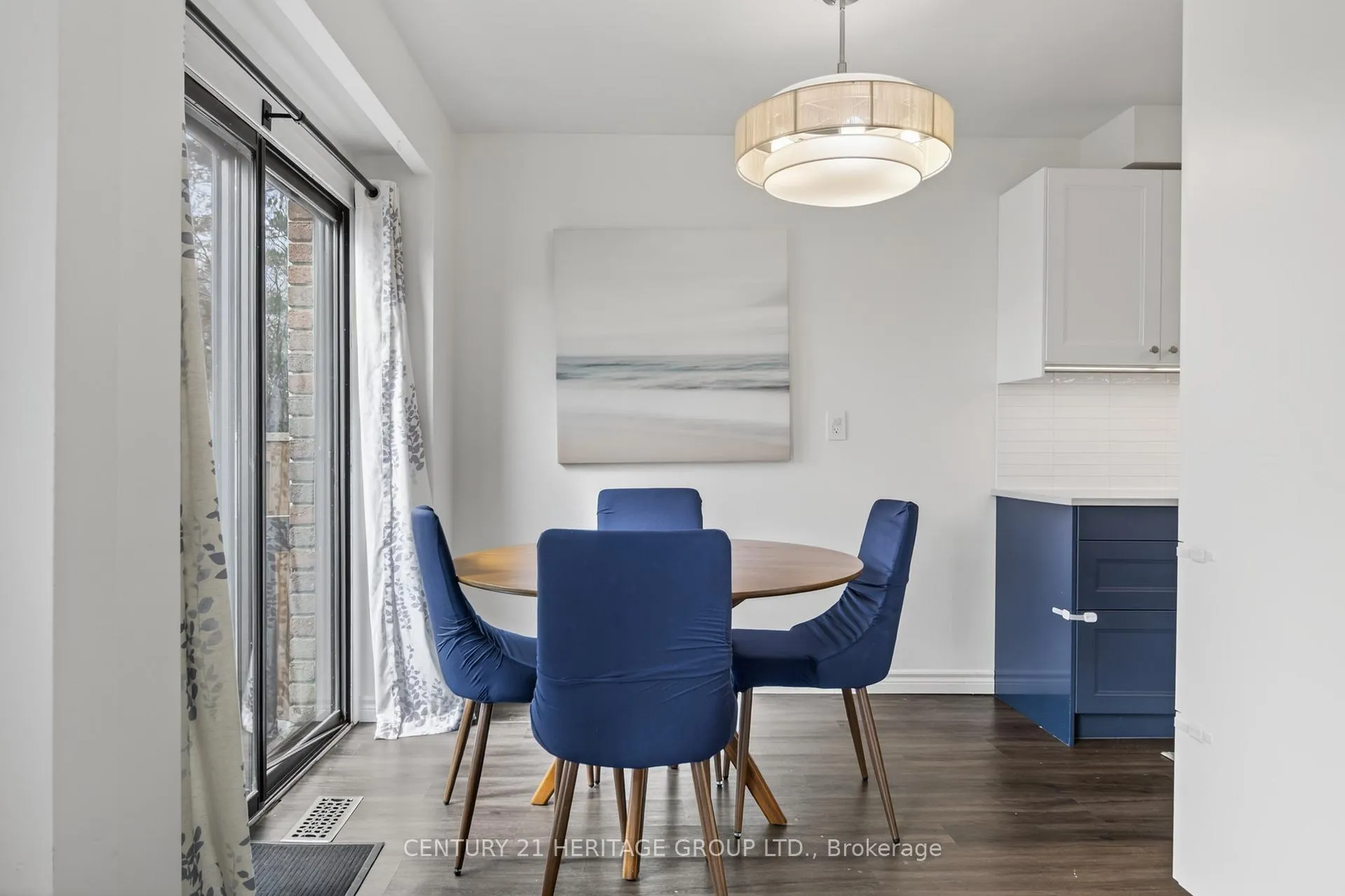 Photo 8 of 17 Burns Circle, Barrie, Letitia Heights — HOMEH